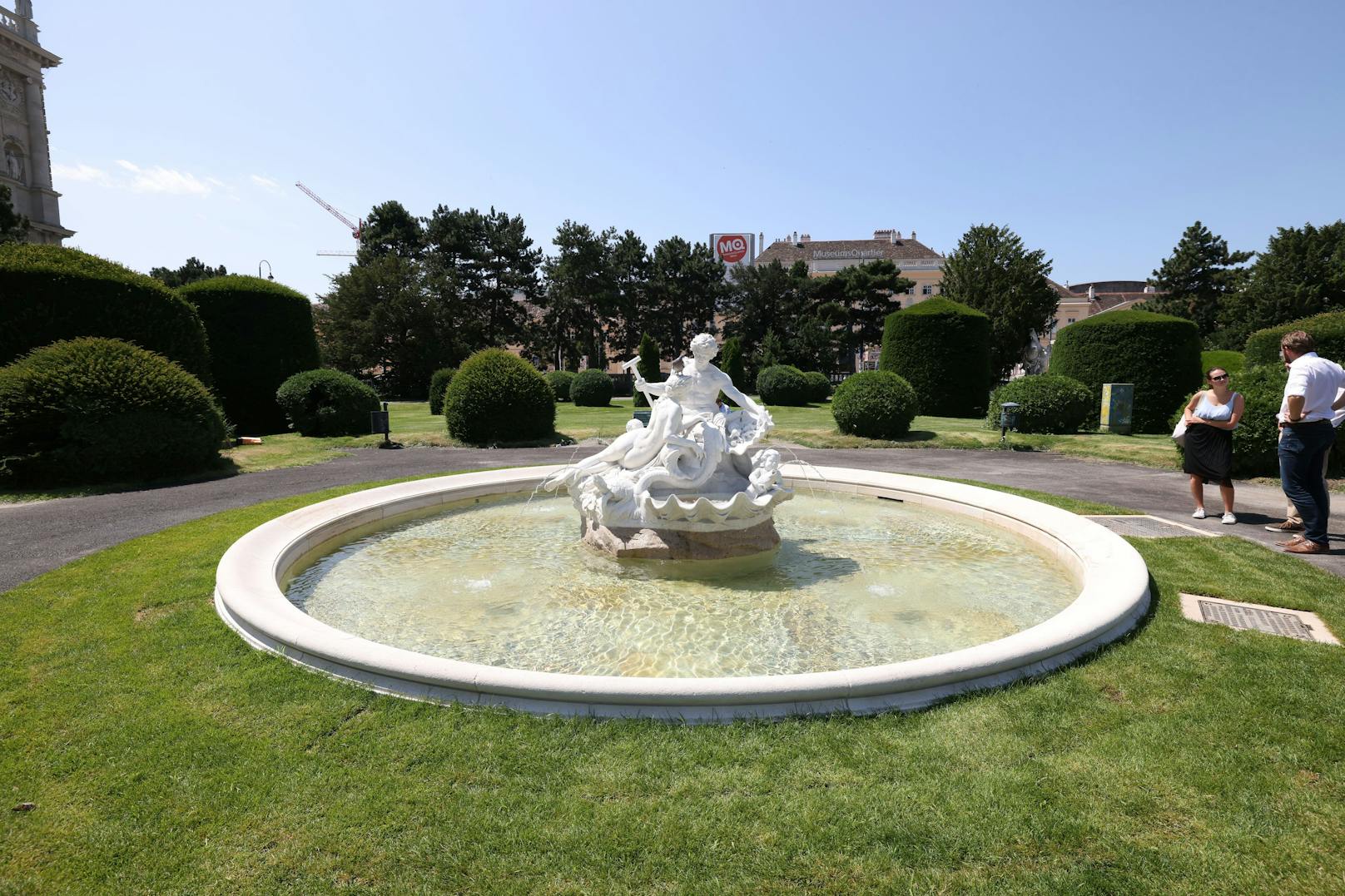 Zwei Brunnen, wie dieser am Bild, wurden bereits restauriert. Dazu gehören auch die über 140 Jahre alten Marmorfiguren im Brunnen.