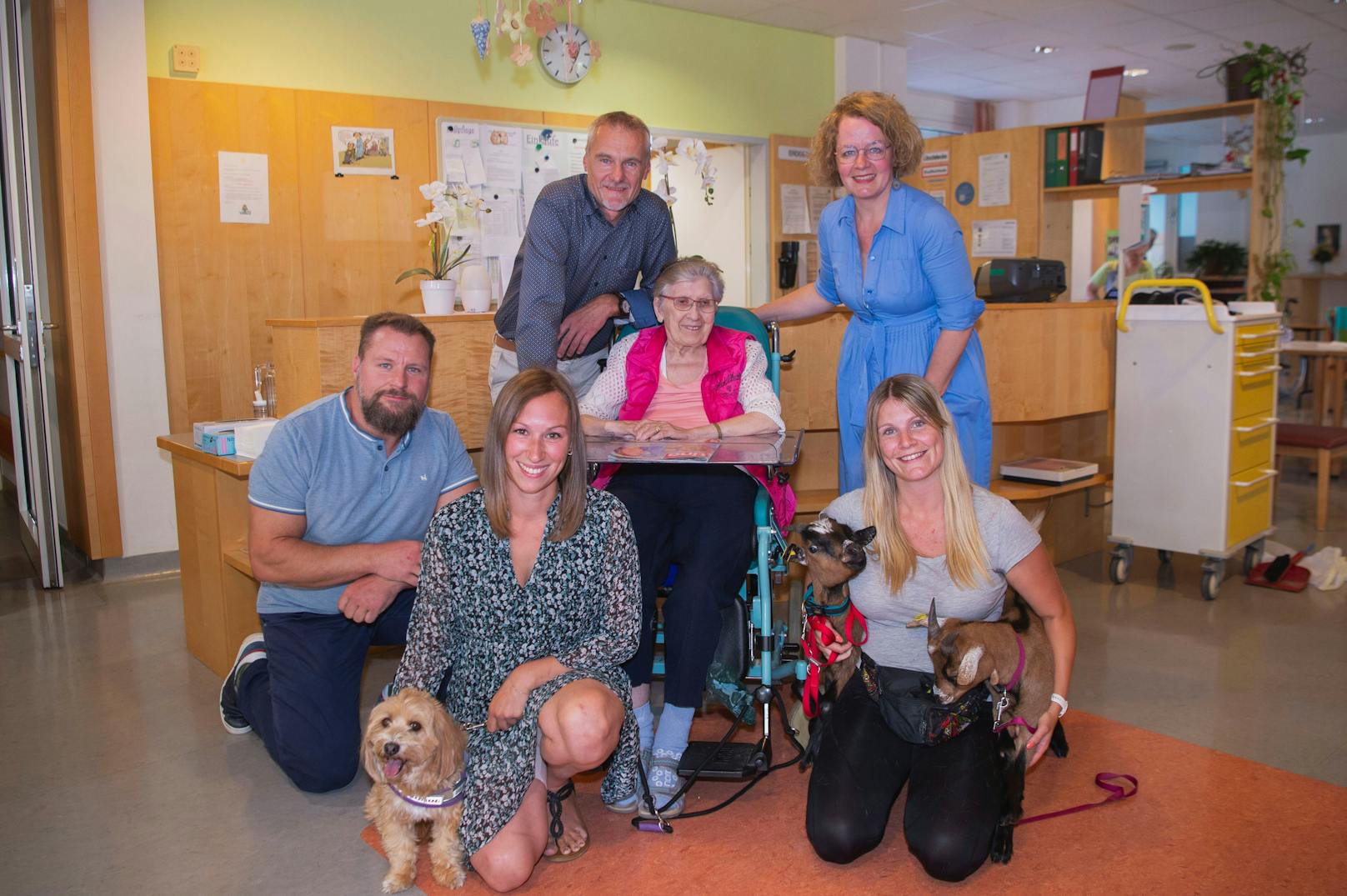 Beim tierischen Besuch im PBZ Melk: v.l.n.r. (vorne): Leiter Pflege und Betreuung Thomas  Mößner-Schuster, die beiden Tiertherapeutinnen Magdalena Schild und Jennifer Zainzinger,  (hinten) Direktor Josef Schachinger, Bewohnerin Anna Maria Gerstl und Landesrätin  Christiane Teschl-Hofmeister.