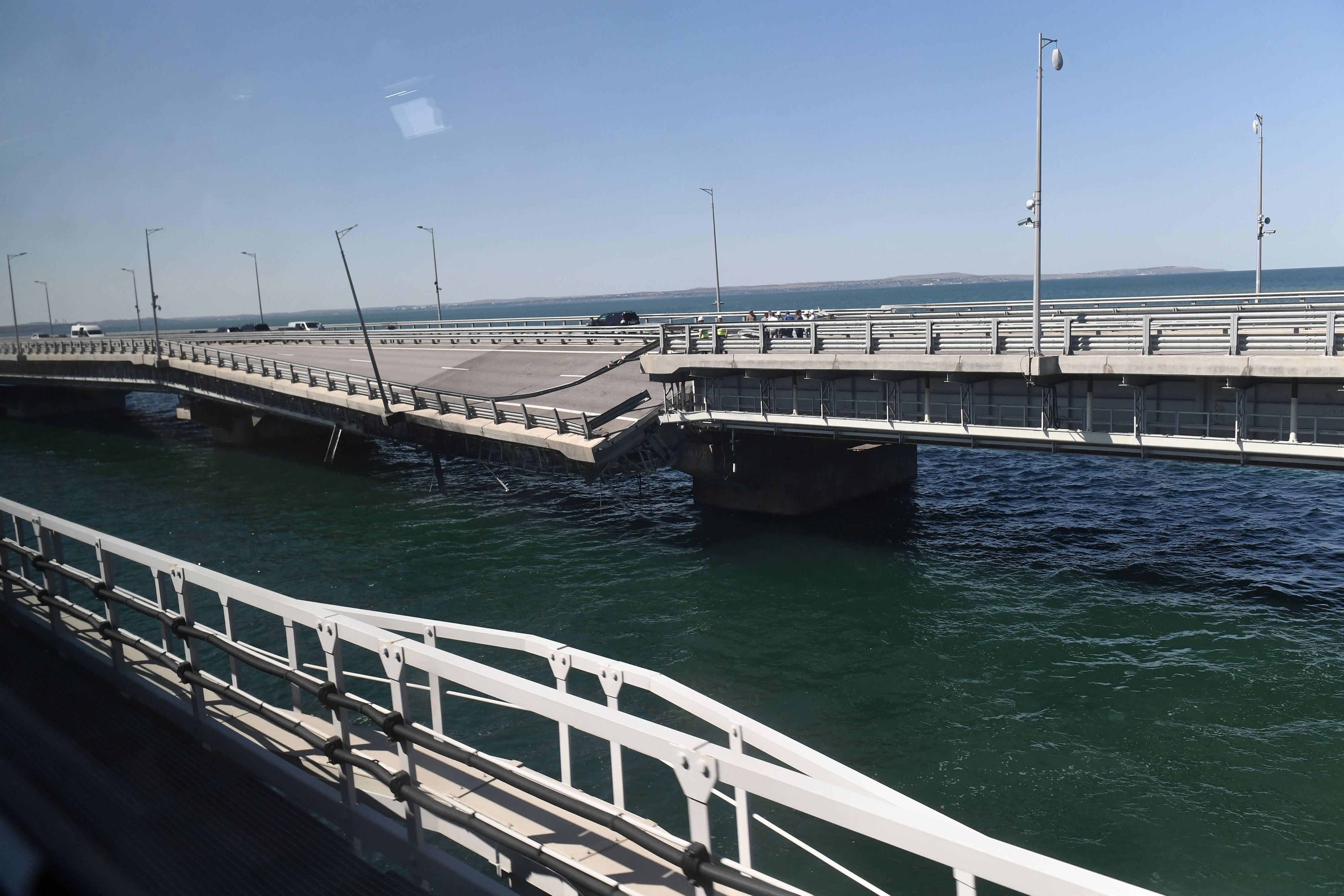 Ein beschädigter Teil der Autofahrbahn der Krim-Brücke nach dem Angriff vom 17. Juli 2023.