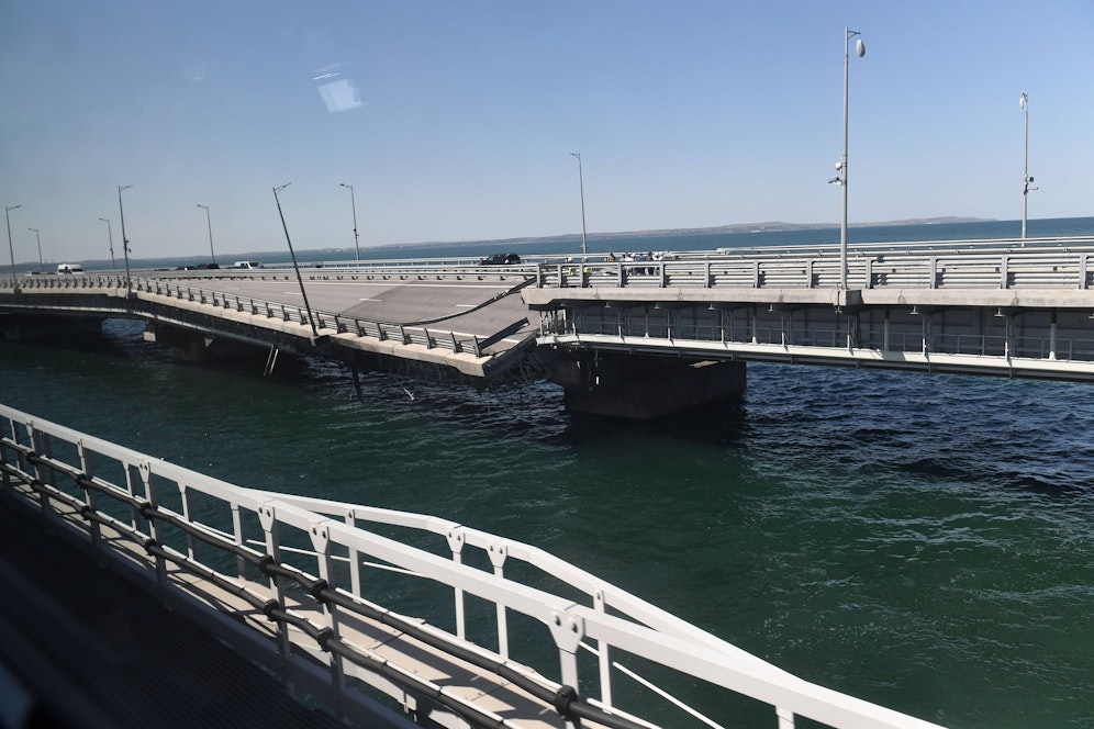 Ein beschädigter Teil der Autofahrbahn der Krim-Brücke nach dem Angriff vom 17. Juli 2023.
