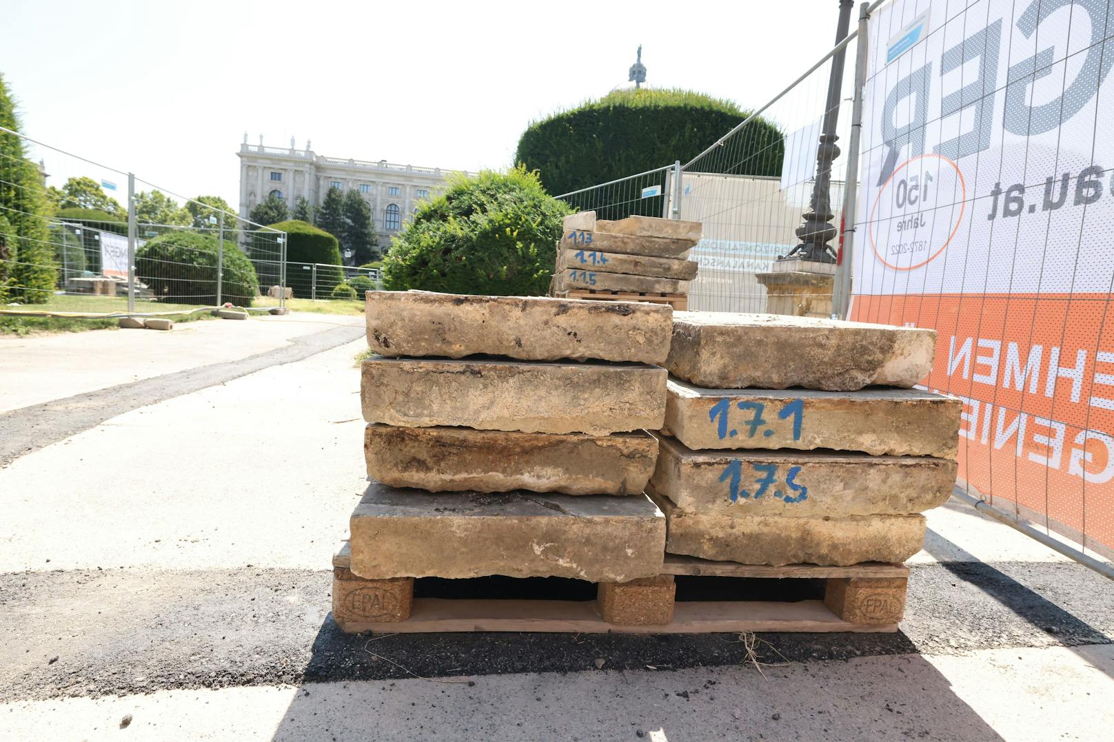 Alle davon wurden beschriftet, werden wieder an ihren Platz zurück in den Brunnen gesetzt.&nbsp;