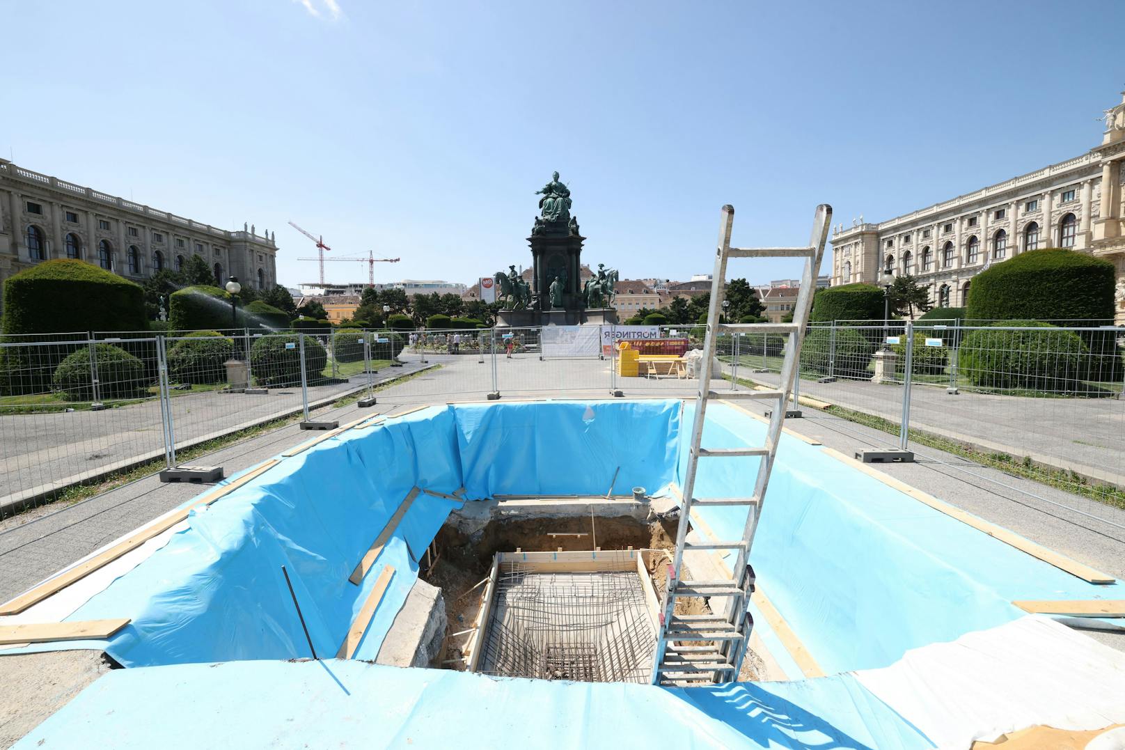 In der Mitte des Maria-Theresien-Platzes klafft derzeit ein großes Loch. Hier wird künftig die Brunnentechnik verlegt werden.&nbsp;