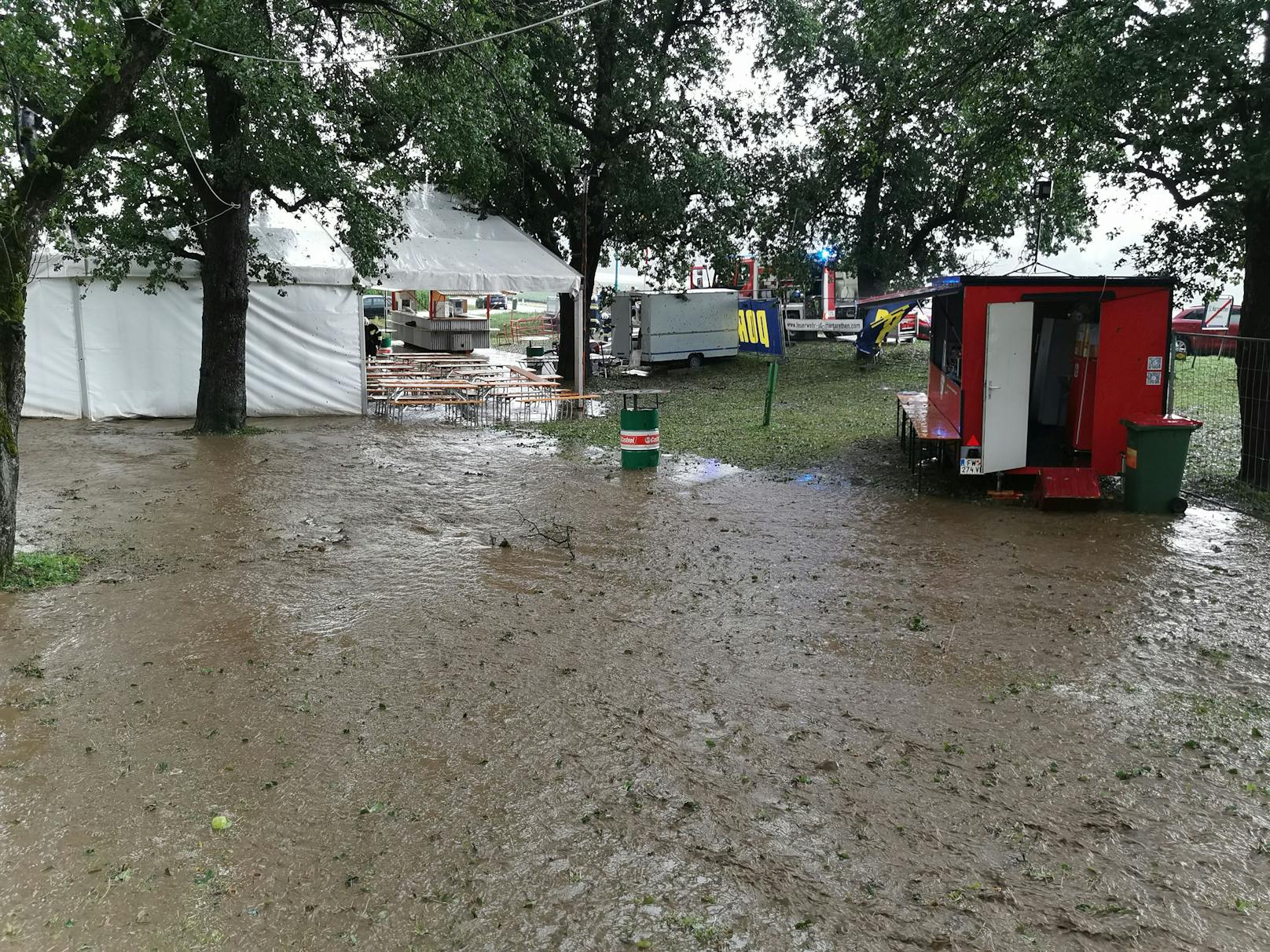 Heftige Unwetter haben am Montagabend vor allem im Kärntner Bezirk Völkermarkt gewütet. Die Feuerwehren wurden zu zahlreichen Einsätzen gerufen, der Sturm knickte Bäume um und riss bei Kühnsdorf sogar das Dach eines Kirchturms ab.