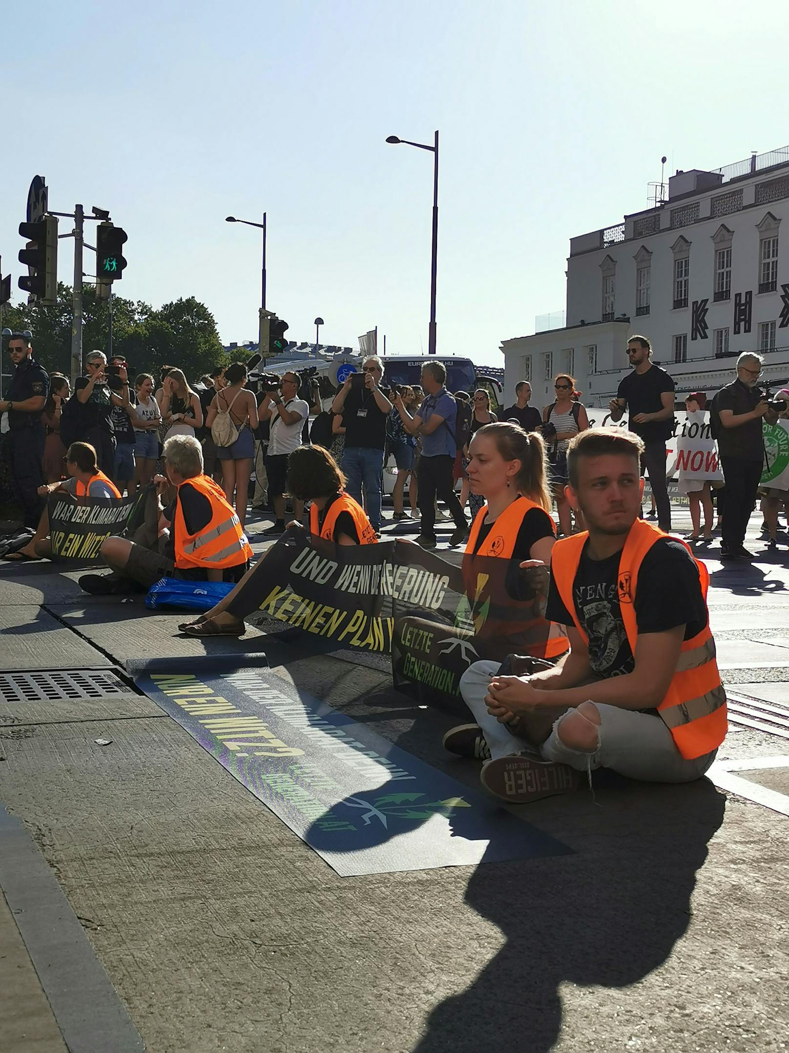 Die Letzte Generation kündigte bei einer Klebe-Pressekonferenz in Wien am 18. Juli 2023 weitere Proteste in den Bundesländern an.