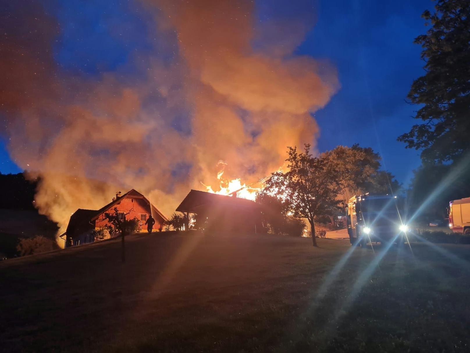 Seit etwa 4.30 Uhr in der Früh stehen Feuerwehren des Bezirkes Lilienfeld bei einem Bauernhofbrand in St. Veit an der Gölsen im Einsatz.