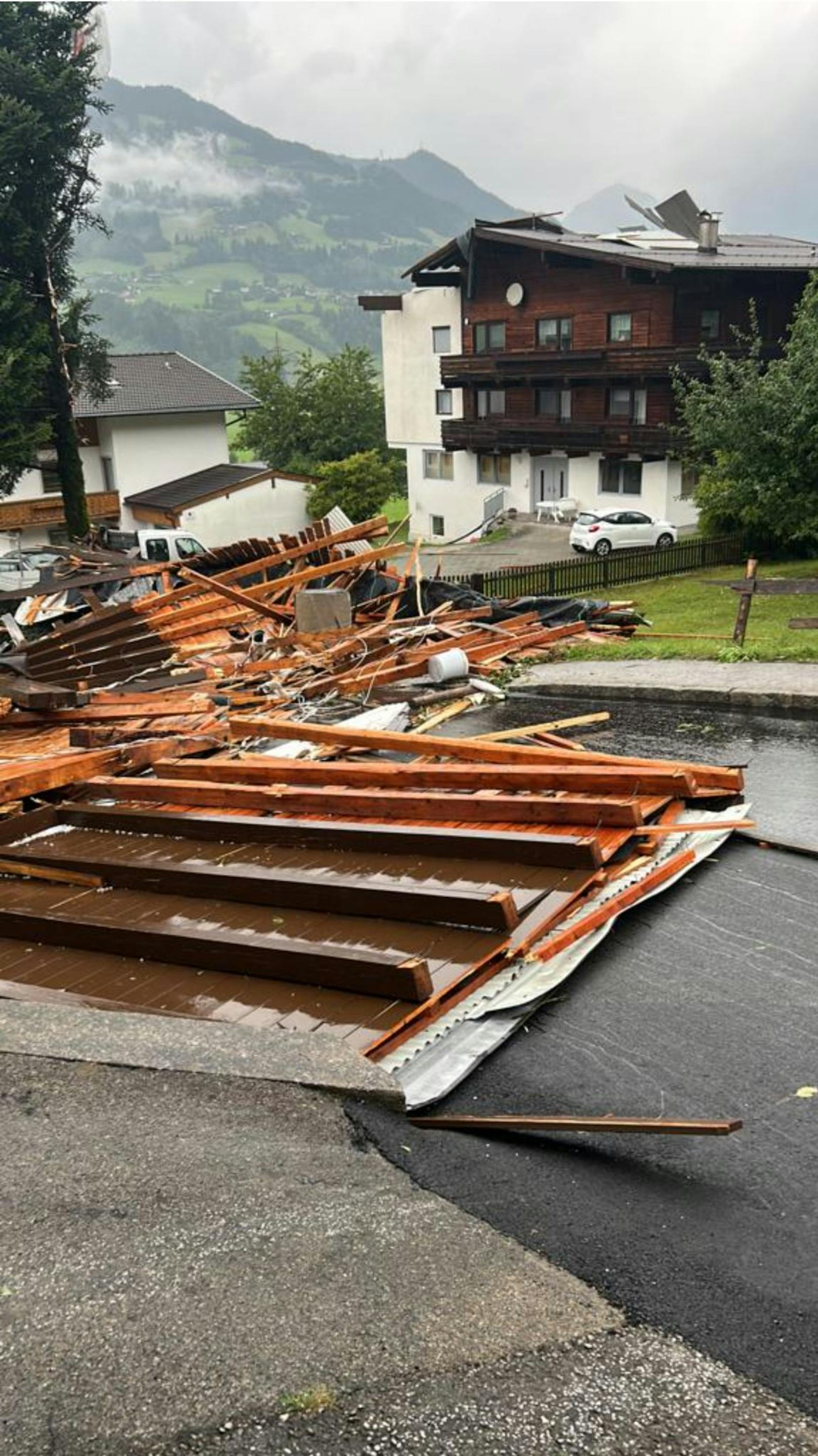 Aufgrund der heftigen Unwetter im Großraum Zillertal wurde bei einem Mehrparteienhaus in Hart im Zillertal das Dach teilweise abgedeckt und ca. 30 Meter auf die Harter Landesstraße geschleudert.