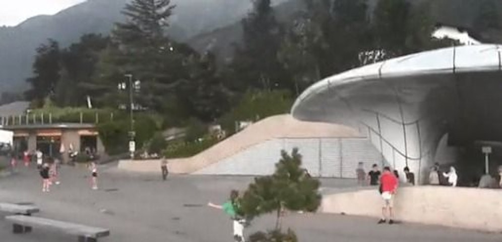 Nur mit Mühe können sich die Menschen in Innsbruck-Hungeburg auf den Beinen halten.