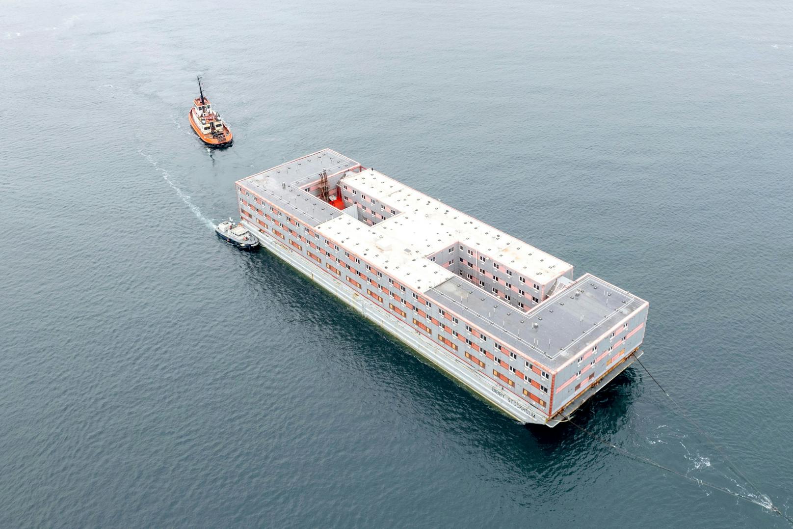 Das Container-Schiff "Bibby Stockholm" hat die Südküste Englands erreicht.