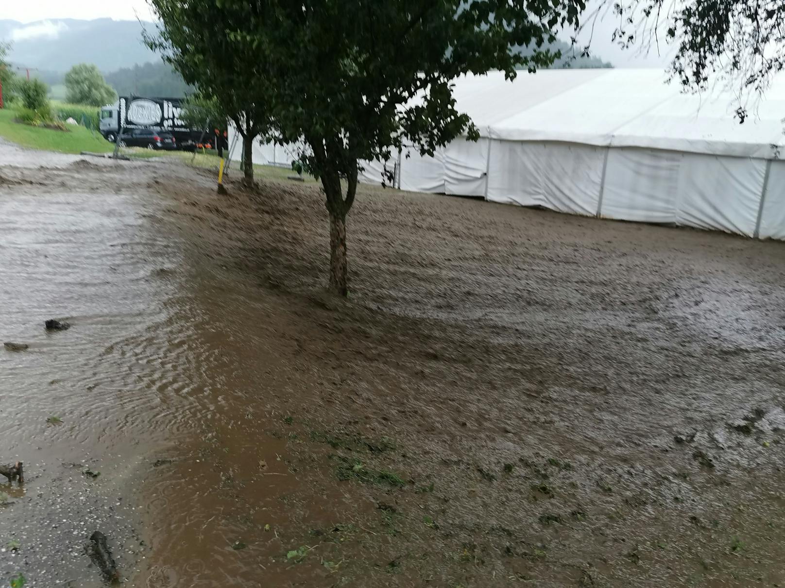 Heftige Unwetter haben am Montagabend vor allem im Kärntner Bezirk Völkermarkt gewütet. Die Feuerwehren wurden zu zahlreichen Einsätzen gerufen, der Sturm knickte Bäume um und riss bei Kühnsdorf sogar das Dach eines Kirchturms ab.