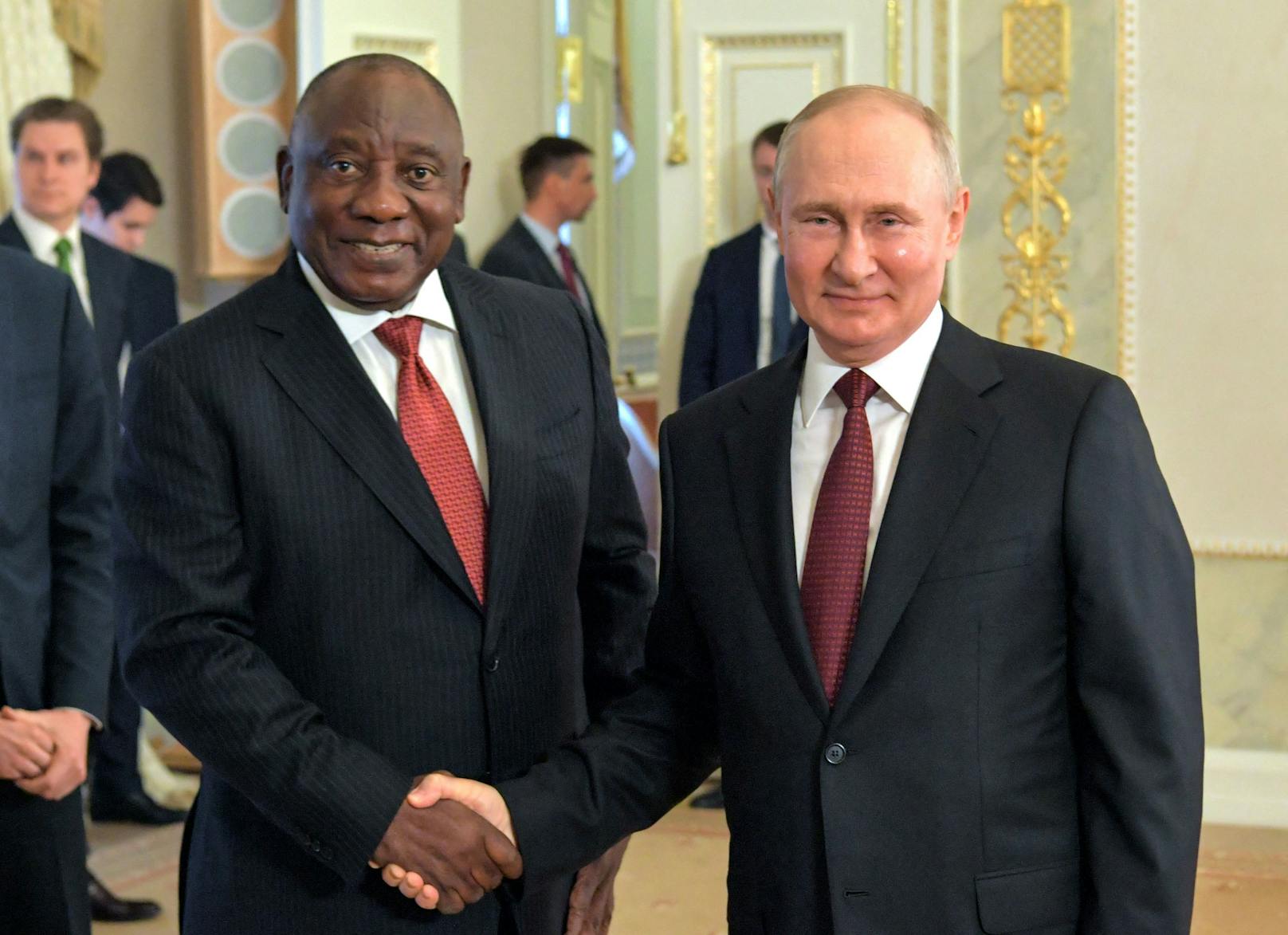 Südafrikas Präsident&nbsp;<strong>Cyril Ramaphosa</strong> (l.) und Kreml-Despot <strong>Wladimir Putin</strong>&nbsp;bei einem Treffen im Konstantinpalast außerhalb von St. Petersburg am 17. Juni 2023.