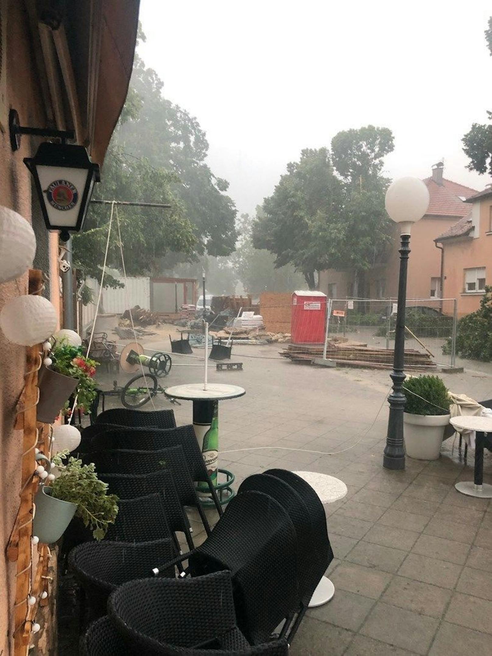 Das Unwetter reißt alles mit sich, was nicht nagelfest ist.