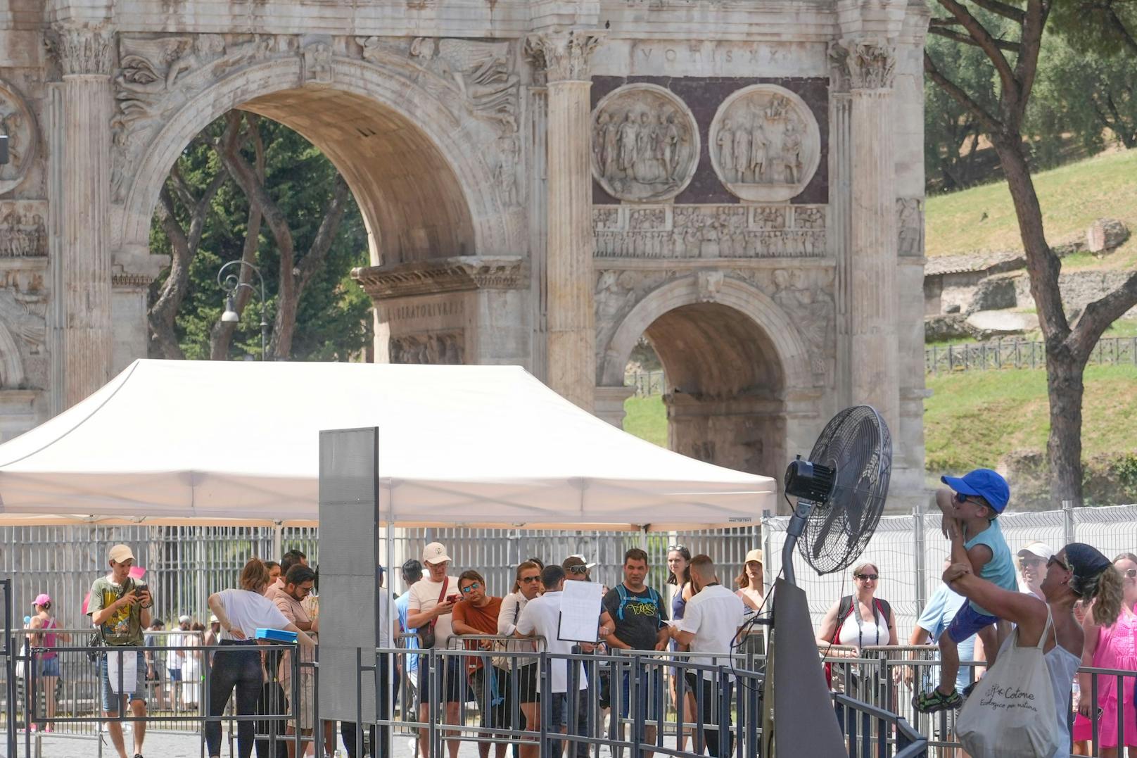 Die langen Warteschlangen der Touristenströme an den Sehenswürdigkeiten wurden mit Ventilatoren...