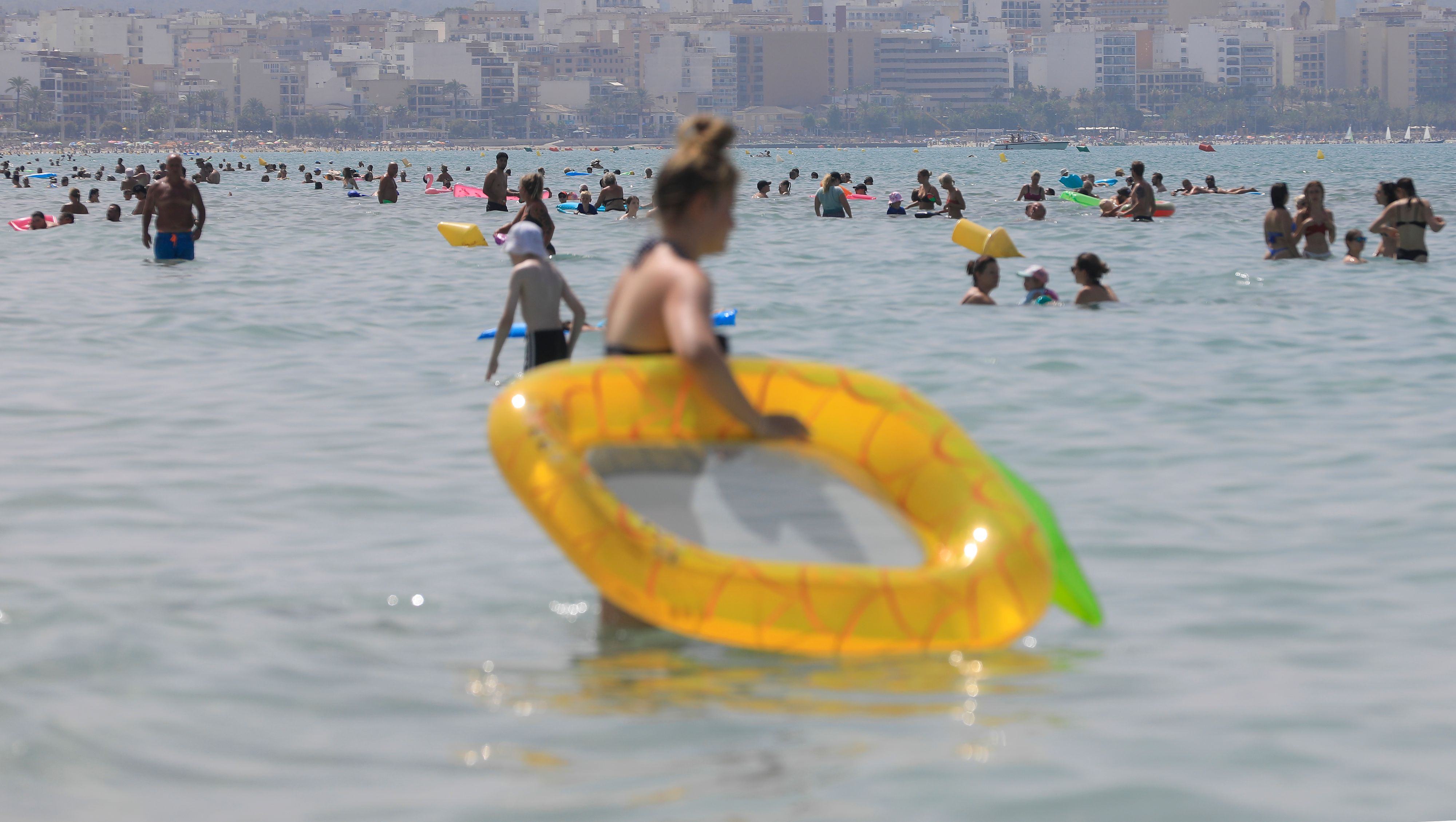 Download von www.picturedesk.com am 19.07.2023 (12:06).  18 July 2023, Spain, Palma de Mallorca: People cool off in hot temperatures on the beach of Arenal. For the north and east of the Spanish Mediterranean island of Mallorca, the national weather service Aemet announced maximum temperatures of at least 43 degrees. The peak of the third heat wave of the summer in Spain makes locals and tourists in the popular vacation destination sweat. Photo: Clara Margais/dpa - 20230718_PD6505 - Rechteinfo: Rights Managed (RM)