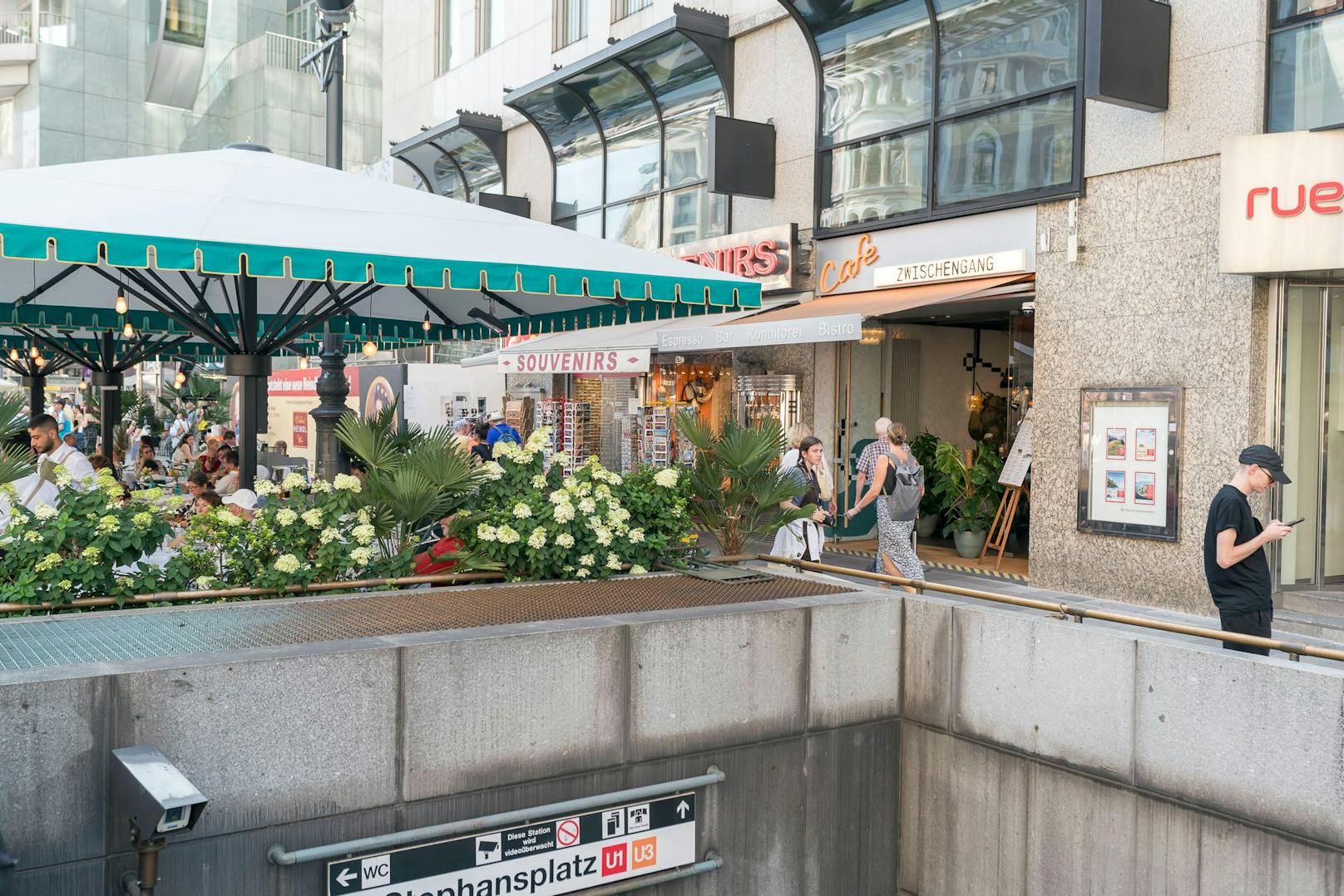 Das Lokal befindet sich direkt am U-Bahn Eingang der U3/U1