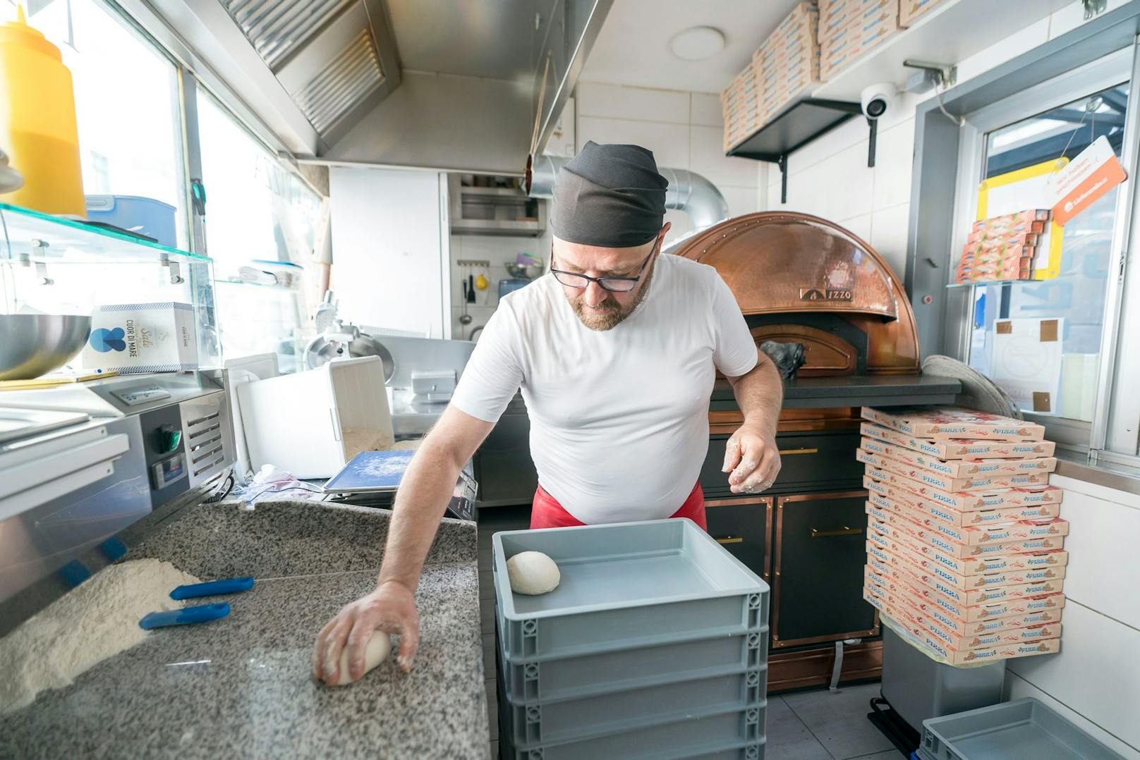 pizzeria im würstelstand cibo colorato neben der berufsrettung wien in der hinteren zollamtsstraße,  20230717 foto: helmut graf/tageszeitung heute