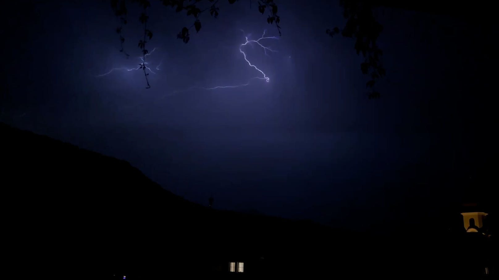 Einige Gewitterzellen zogen in der Nacht zu Mittwoch (19.07.2023) vom Allgäu nach Österreich. Am nächtlichen Himmel über Achenkirch waren infolgedessen zahlreiche Blitze zu beobachten.