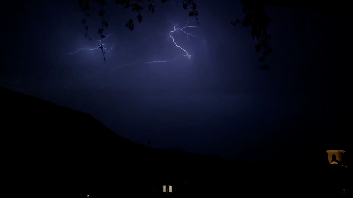 Einige Gewitterzellen zogen in der Nacht zu Mittwoch (19.07.2023) vom Allgäu nach Österreich. Am nächtlichen Himmel über Achenkirch waren infolgedessen zahlreiche Blitze zu beobachten. Im Anschluss grollte jeweils der Donner durch die Berge. Starkregen und Hagel blieben zum Glück aus, aber Regen ging trotzdem nieder.