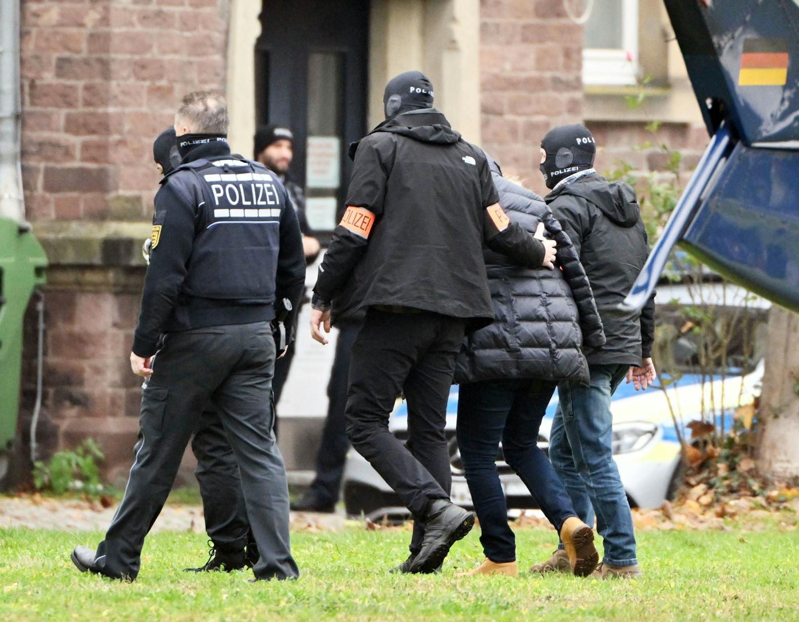 Im Dezember wurden bei einer Razzia in der Reichsbürger-Szene fast zwei Dutzend Personen festgenommen. 