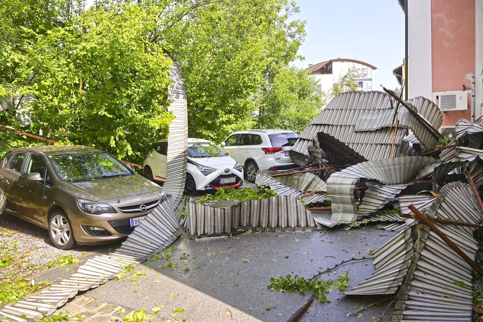 In Mattighofen wurde das Dach einer ehemaligen Lederfabrik abgedeckt. Die Teile flogen auf Bäume, Autos und in einen Teich.