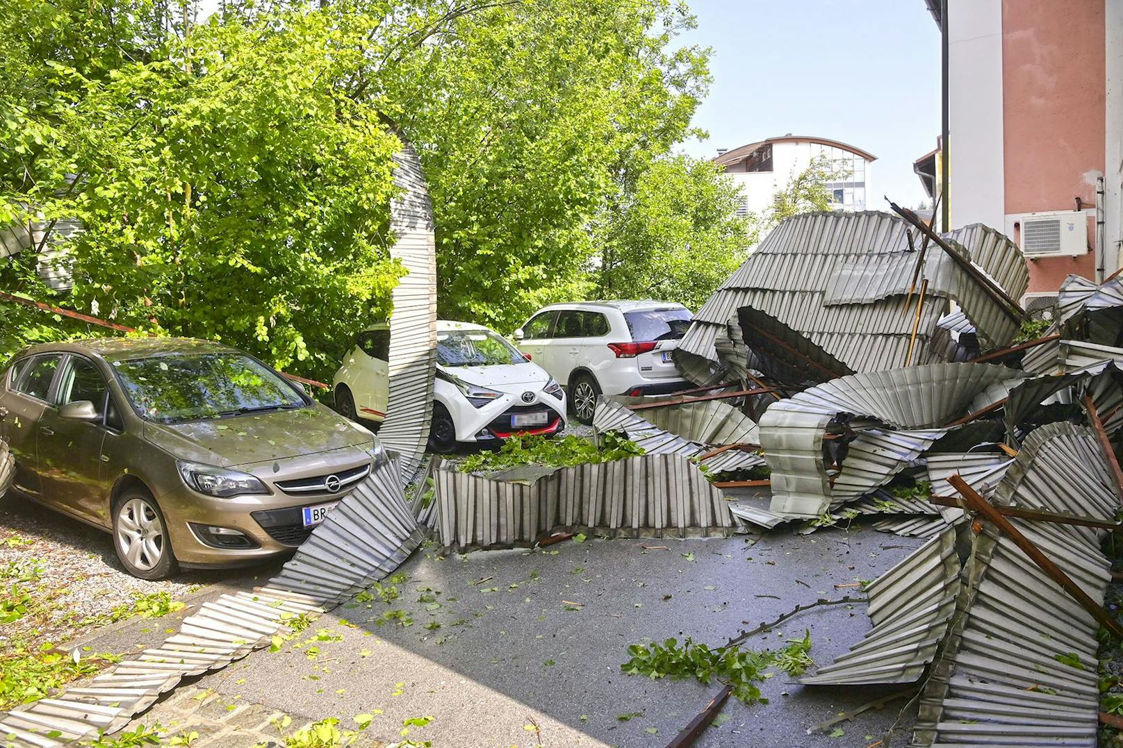 "Blitz-Orkan" fegte Dach auf Bäume, Autos und Straßen