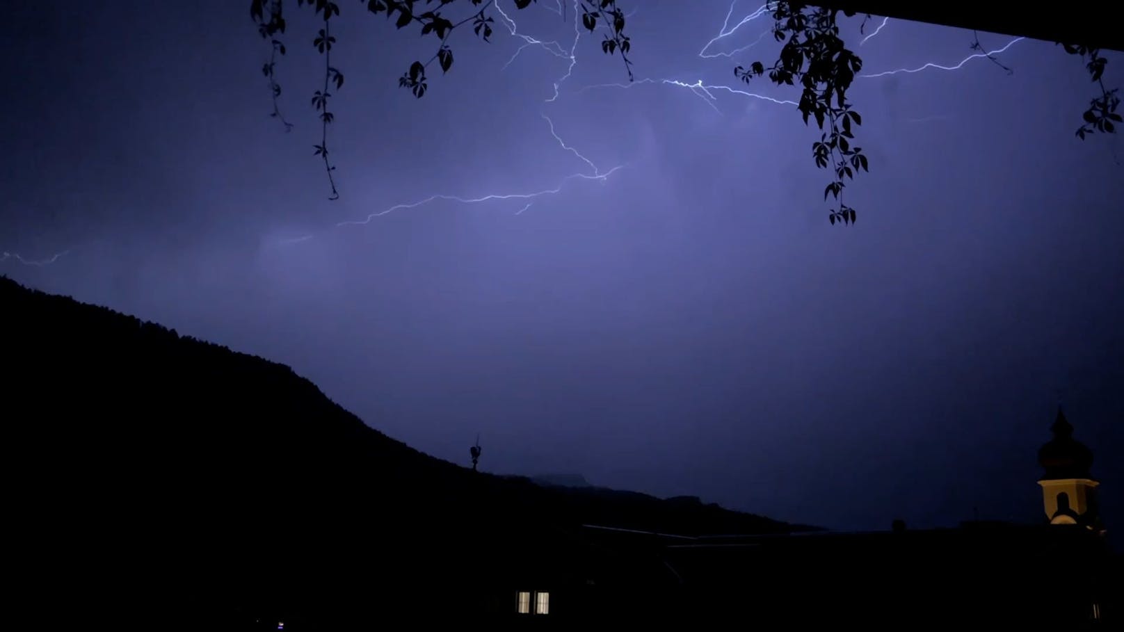 Einige Gewitterzellen zogen in der Nacht zu Mittwoch (19.07.2023) vom Allgäu nach Österreich. Am nächtlichen Himmel über Achenkirch waren infolgedessen zahlreiche Blitze zu beobachten.