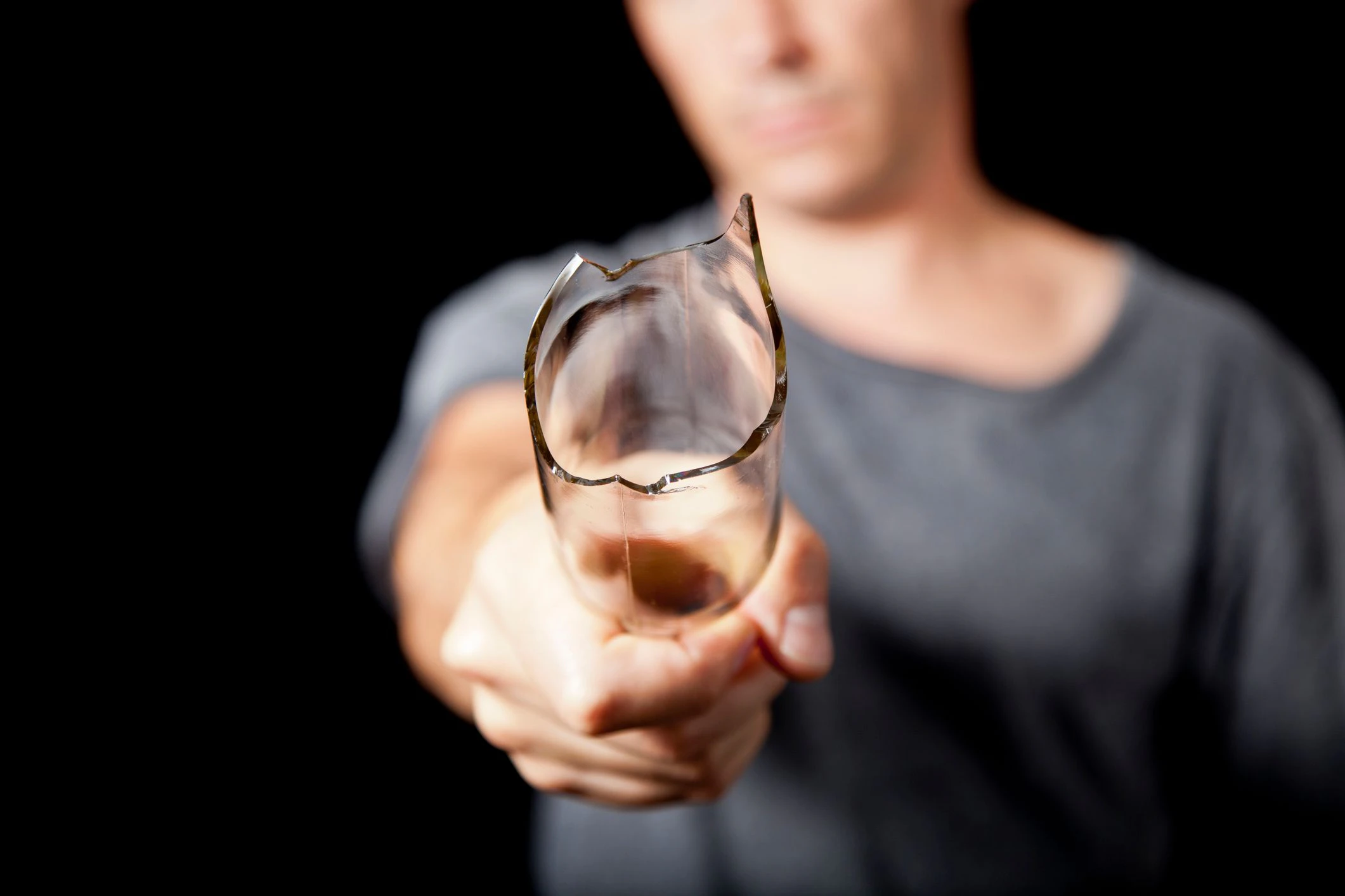 Der junge Mann soll einen anderen mit einer abgebrochenen Flasche verletzt haben. Symbolbild.