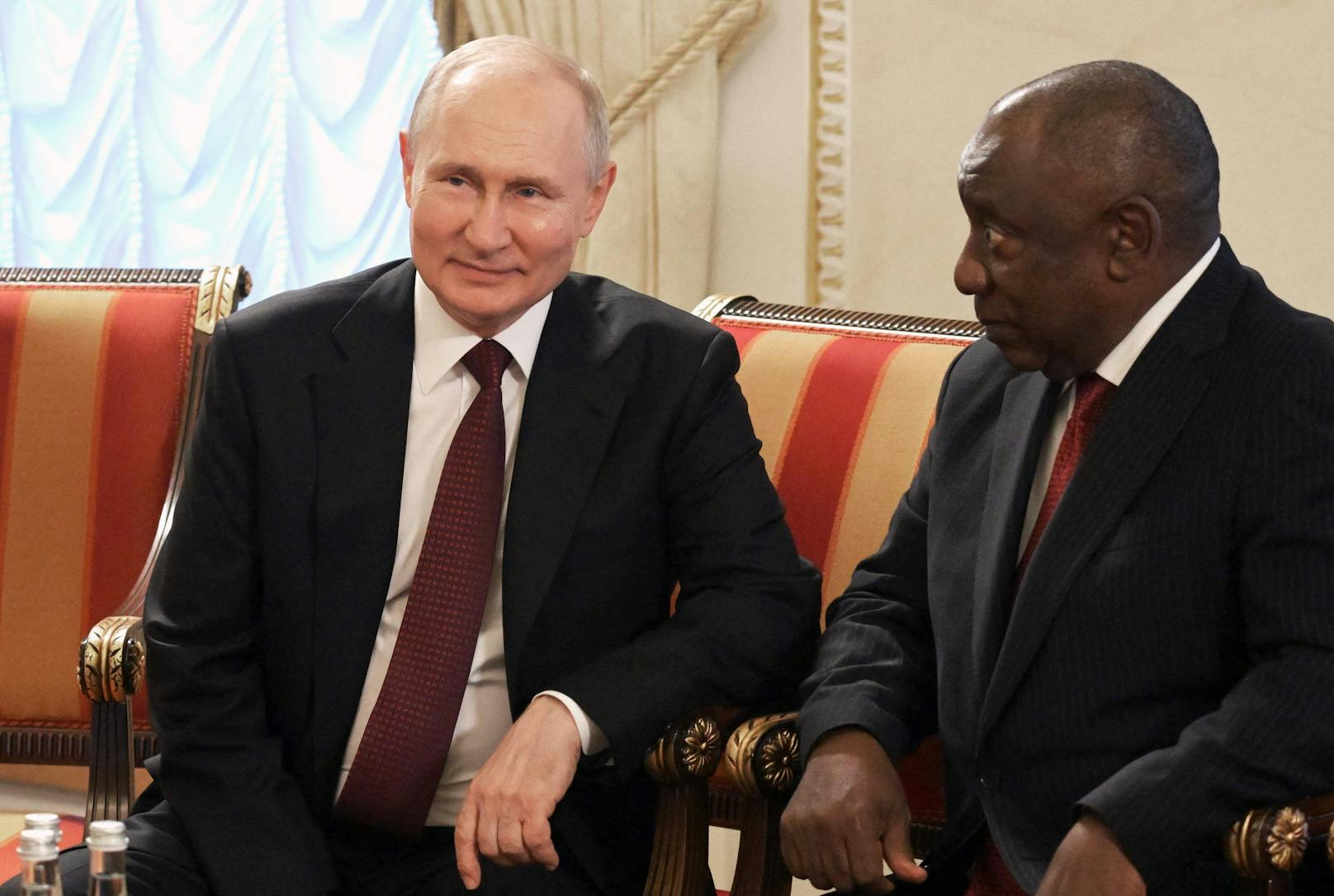 Südafrikas Präsident <strong>Cyril Ramaphosa</strong> (r.) und Kreml-Despot <strong>Wladimir Putin</strong> bei einem Treffen im Konstantinpalast außerhalb von St. Petersburg am 17. Juni 2023.