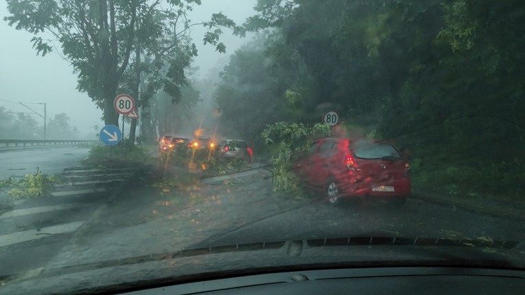 Orkan am Balkan reißt alles mit sich