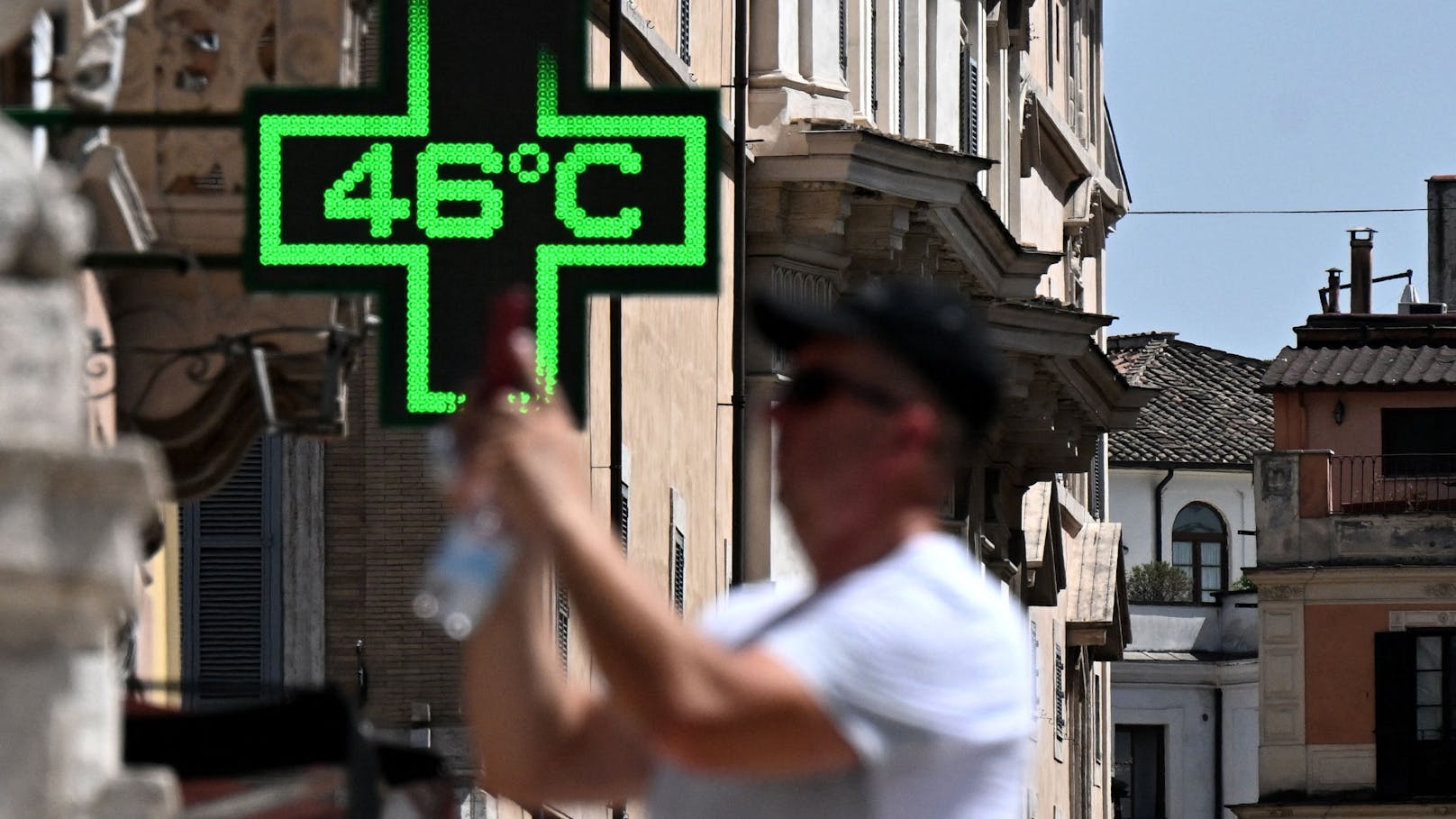 Eine Hitzewelle hat Mitte Juli die italienische Hauptstadt Rom voll erfasst. Eine Apotheke an der Spanische Treppe zeigte auf ihrem Schild sogar 46 Grad.