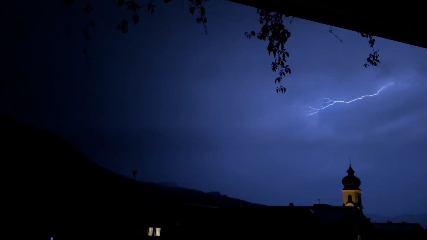 Einige Gewitterzellen zogen in der Nacht zu Mittwoch (19.07.2023) vom Allgäu nach Österreich. Am nächtlichen Himmel über Achenkirch waren infolgedessen zahlreiche Blitze zu beobachten.