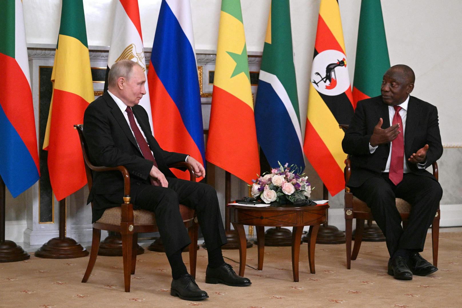 Südafrikas Präsident <strong>Cyril Ramaphosa</strong> (r.) und Kreml-Despot <strong>Wladimir Putin</strong> bei einem Treffen im Konstantinpalast außerhalb von St. Petersburg am 17. Juni 2023.