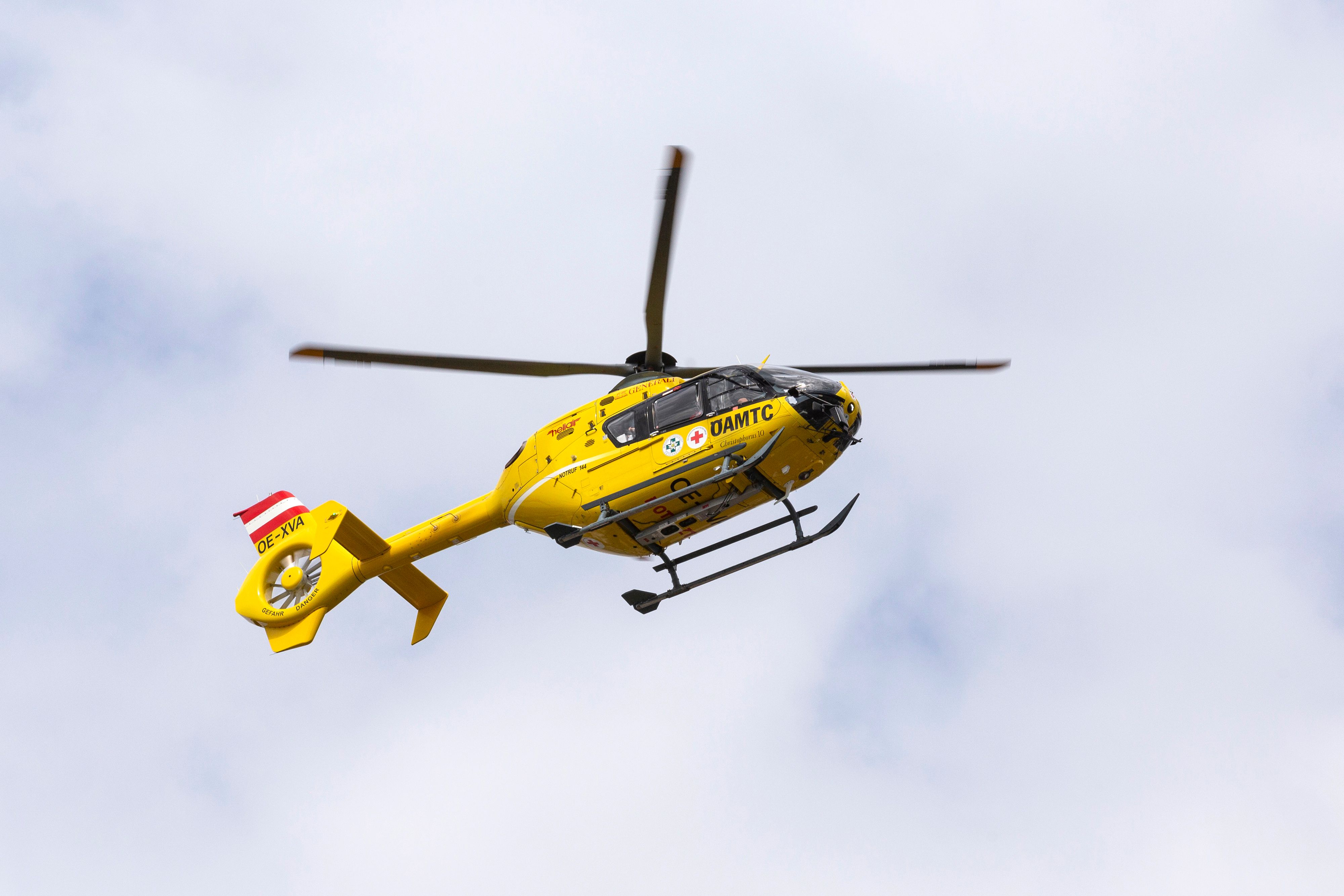 Nach der Erstversorgung wurde die 60-Jährige mit Verletzungen unbestimmten Grades vom Rettungshubschrauber C 12 ins LKH Graz geflogen. (Symbolbild)