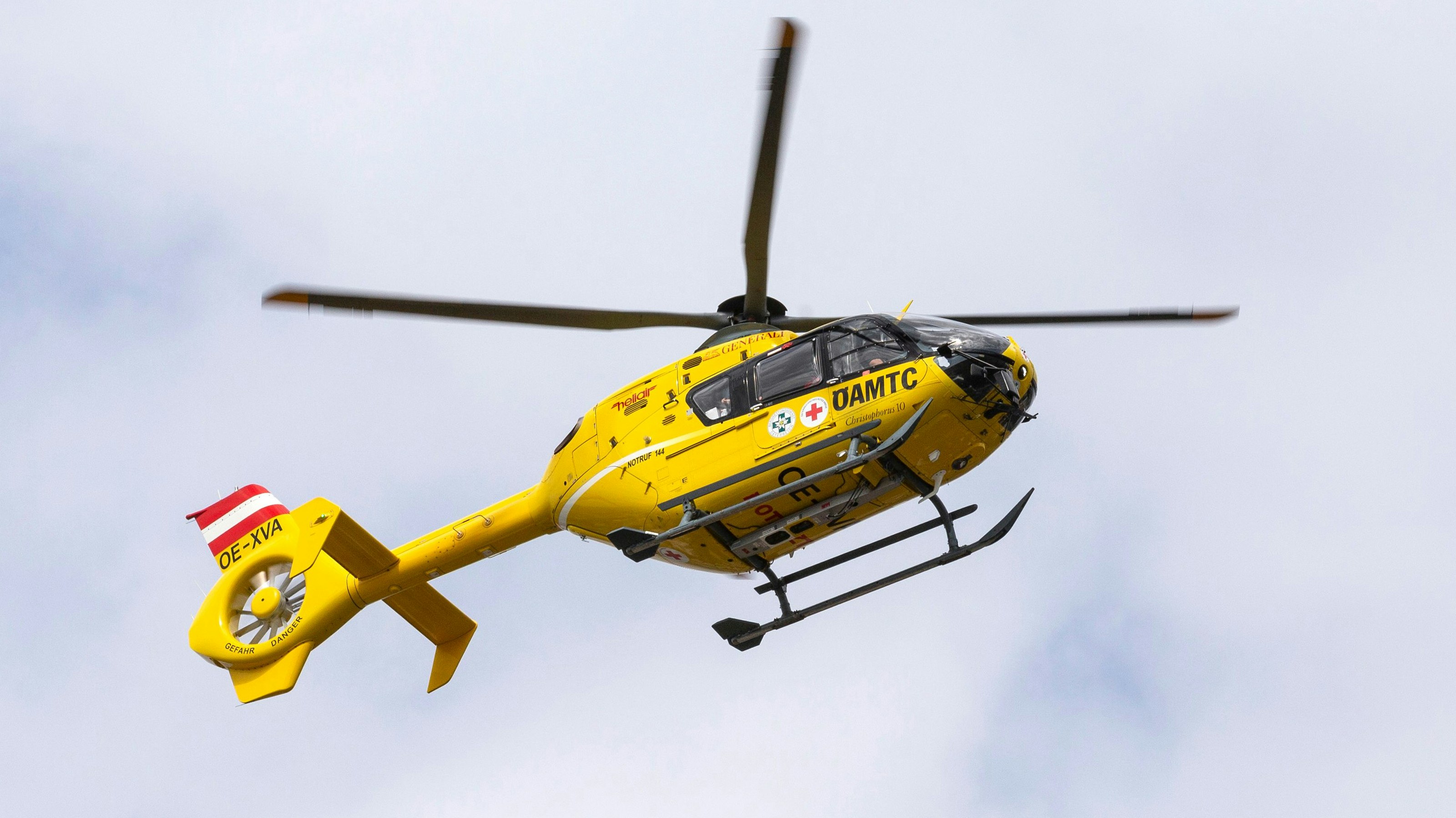 Nach der Erstversorgung wurde die 60-Jährige mit Verletzungen unbestimmten Grades vom Rettungshubschrauber C 12 ins LKH Graz geflogen. (Symbolbild)