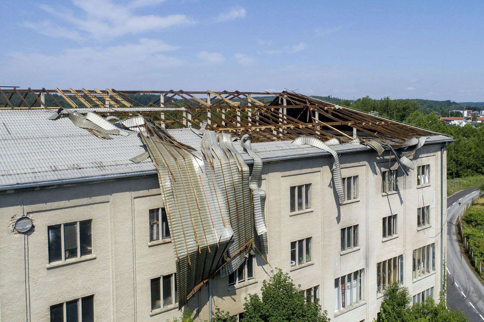 In Mattighofen wurde das Dach einer ehemaligen Lederfabrik abgedeckt. Die Teile flogen auf Bäume, Autos und in einen Teich.