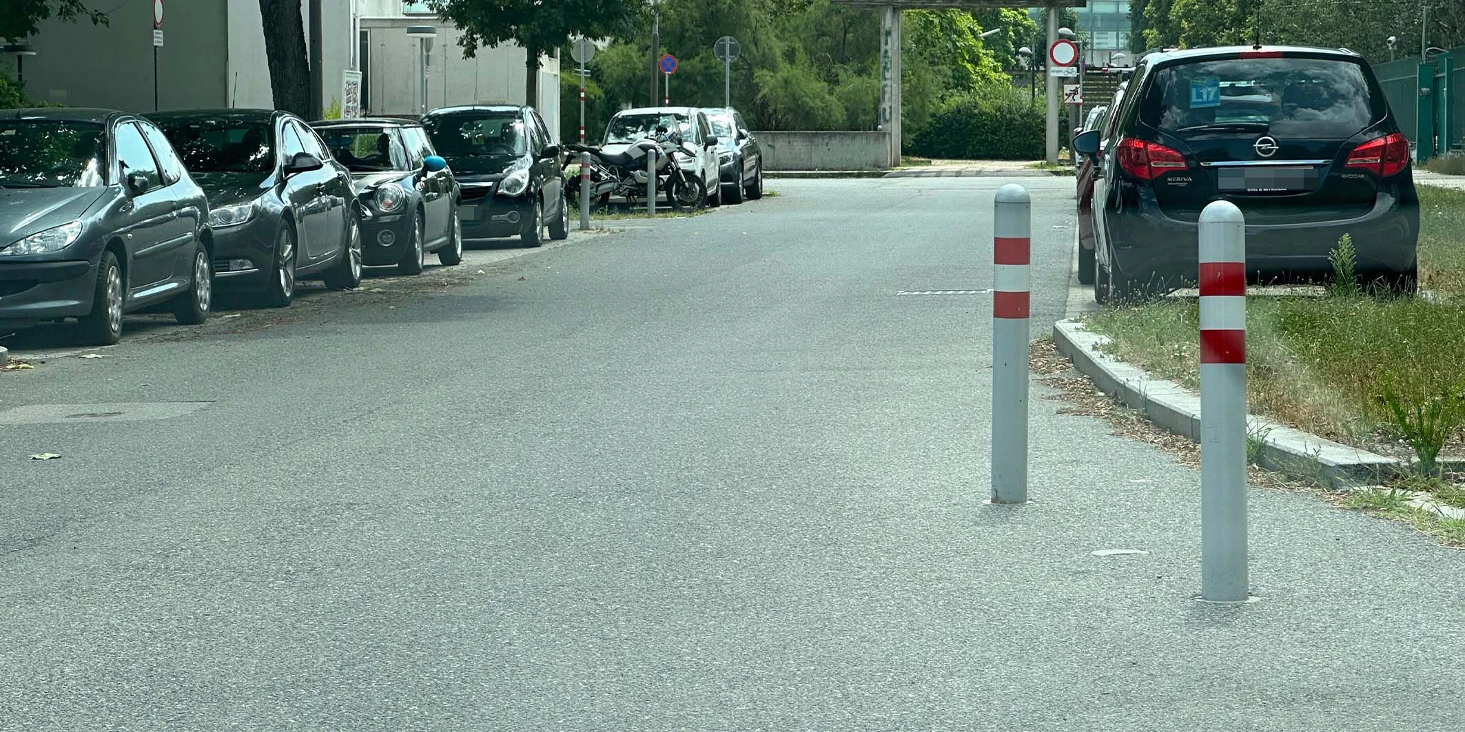 Ein Wiener konnte zwei Pfeilern auf der Tamariskengasse gerade noch ausweichen.
