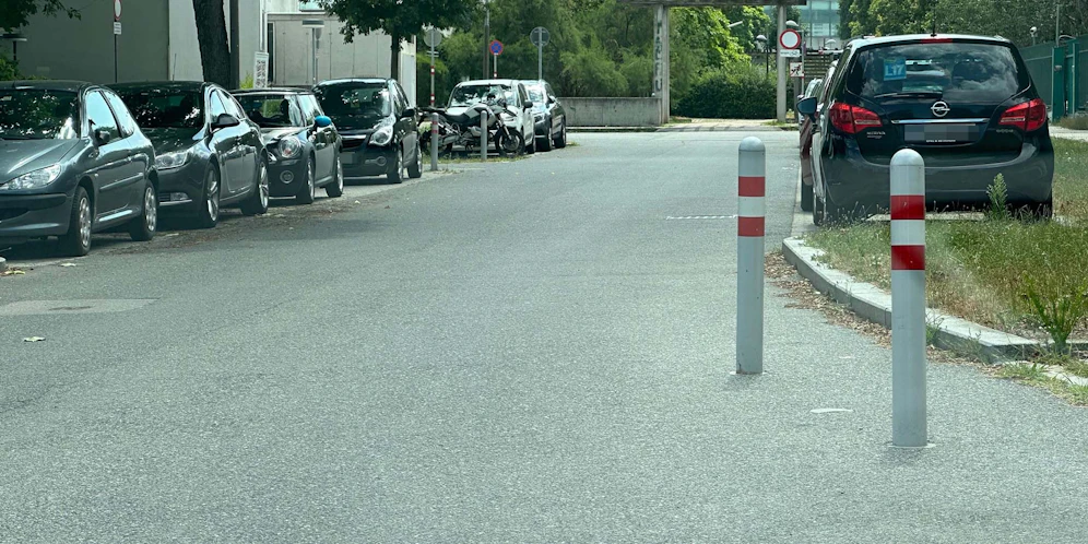 Ein Wiener konnte zwei Pfeilern auf der Tamariskengasse gerade noch ausweichen.