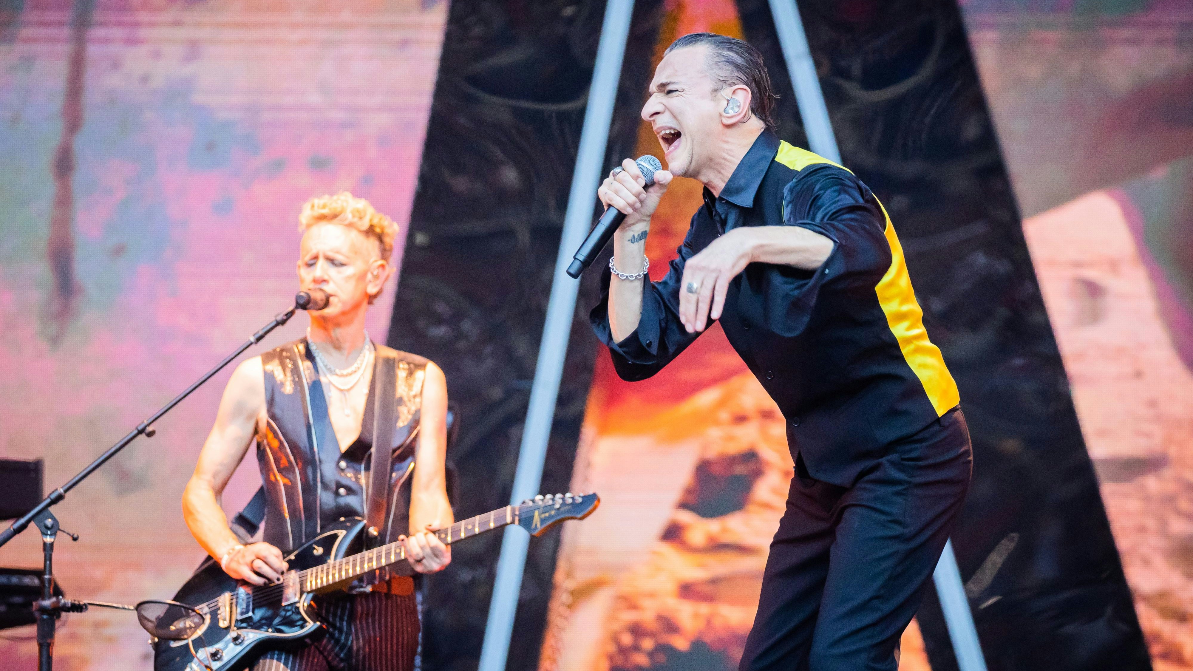 Download von www.picturedesk.com am 17.07.2023 (18:30).  07 July 2023, Berlin: Frontman Dave Gahan (r) and Martin Gore of Depeche Mode perform at the Olympiastadion Berlin. Photo: Christoph Soeder/dpa - 20230707_PD13172 - Rechteinfo: Rights Managed (RM)