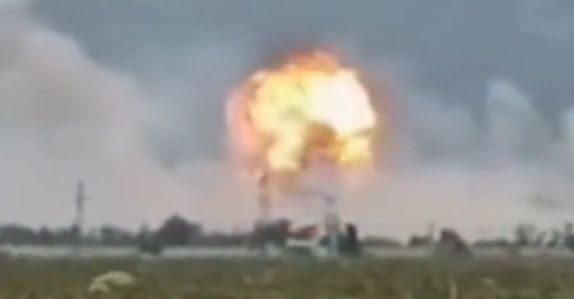 Auf der Halbinsel Krim brach nach einem mutmaßlichen Drohnenangriff der Ukraine ein Feuer auf einem Militärstützpunkt aus. 