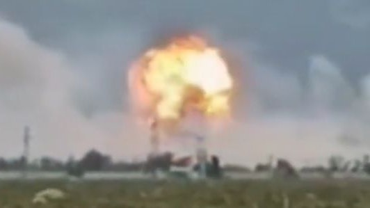 Auf der Halbinsel Krim brach nach einem mutmaßlichen Drohnenangriff der Ukraine ein Feuer auf einem Militärstützpunkt aus. 