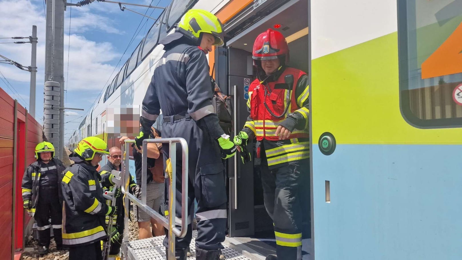 Einsatzkräfte der Feuerwehr haben bei der Evakuierung geholfen.