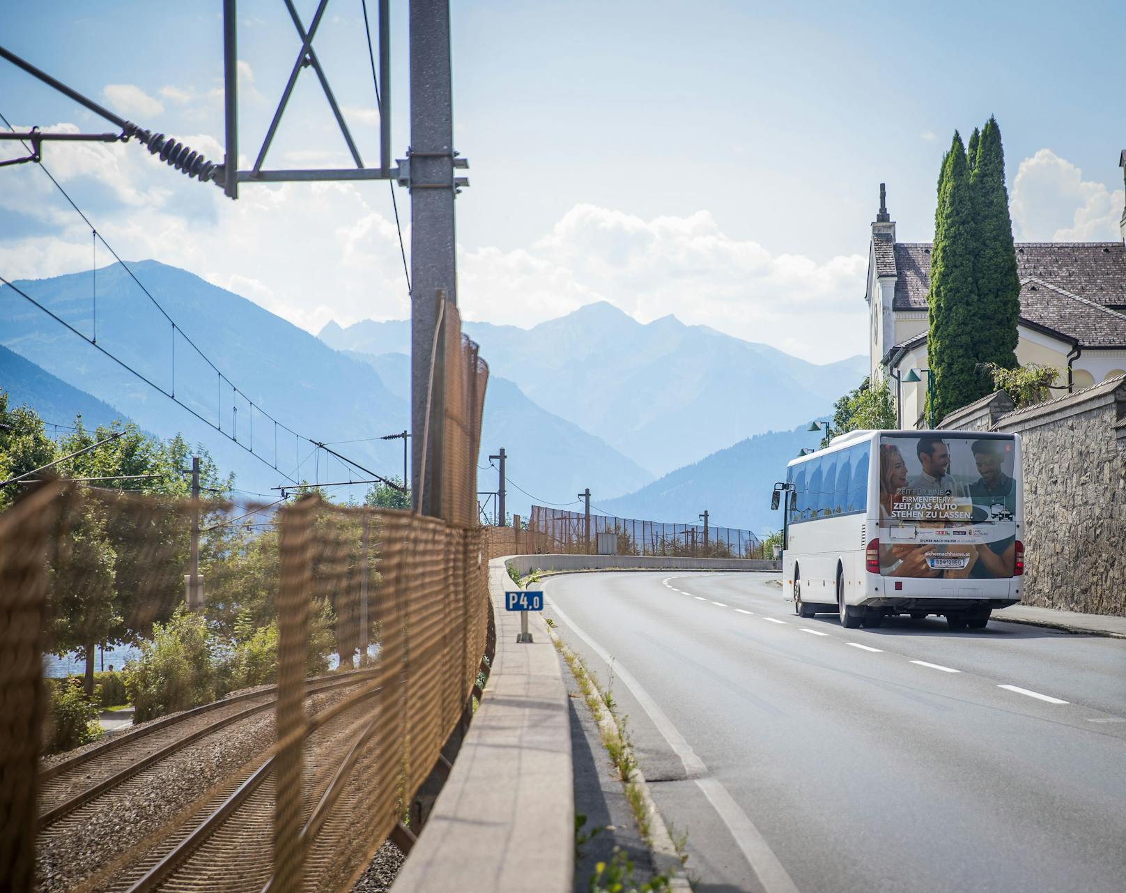 Weil er 17 Minuten Verspätung hatte, wurde ein Busfahrer in Tirol von einem Fahrgast attackiert. (Symbolbild)