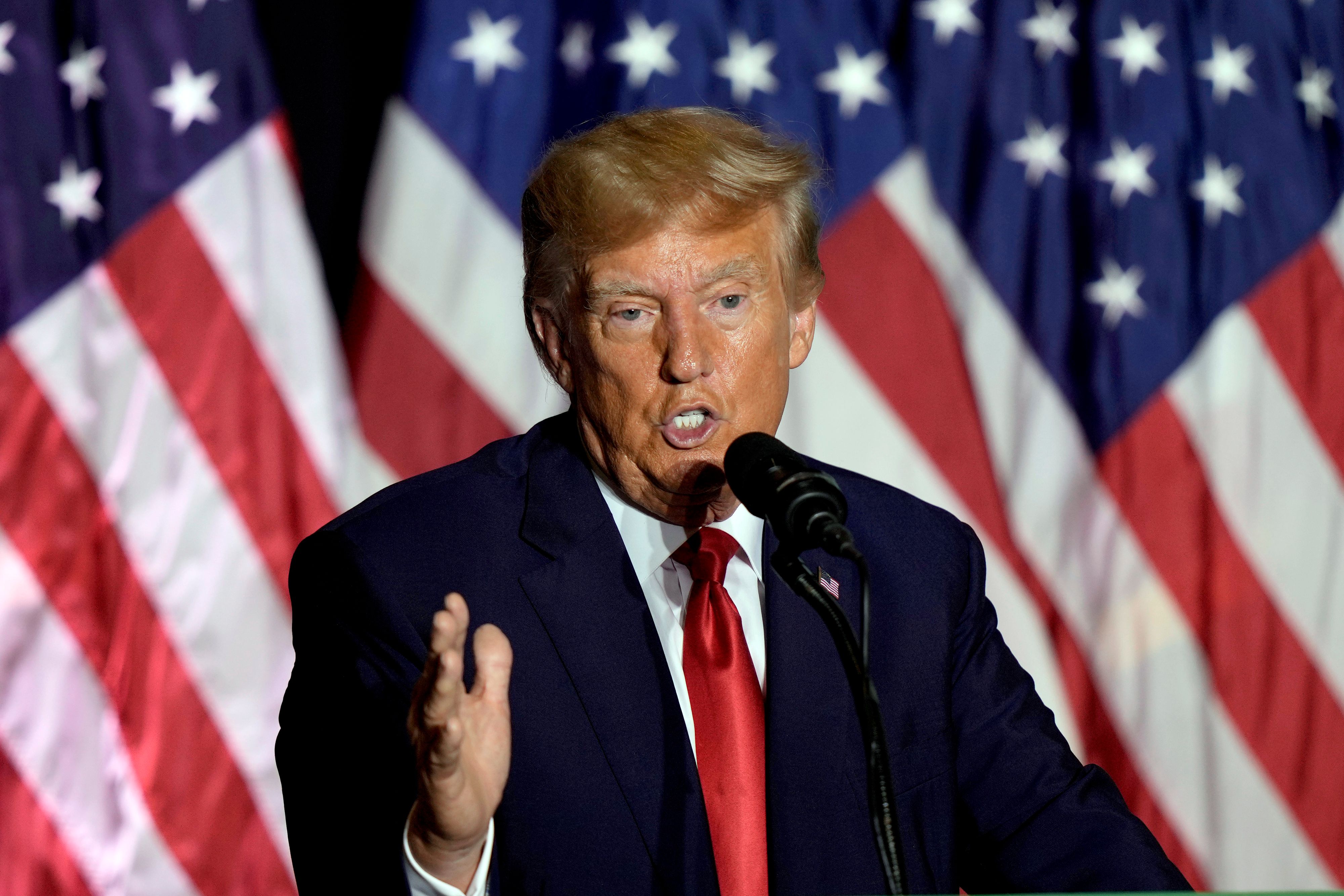 16 Trump-Unterstützer sollen sich im Dezember 2020 heimlich getroffen und Wahlleute-Zertifizierungen gefälscht haben.