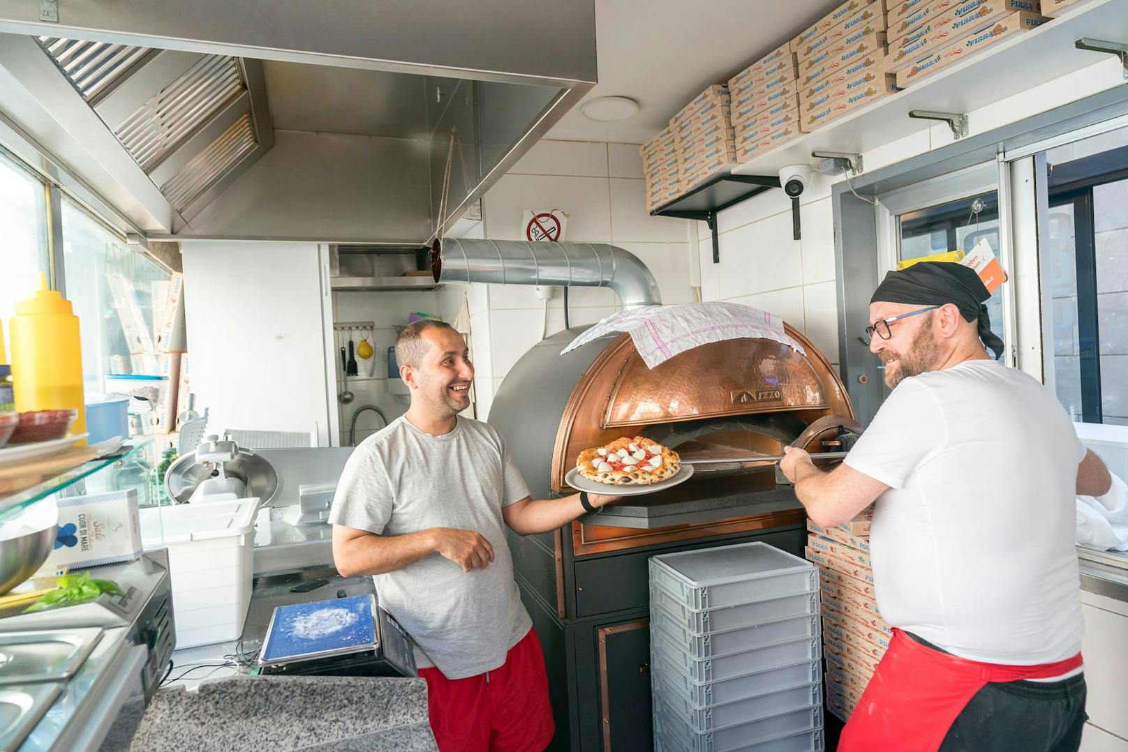 Der Ofen ist aus Napoli importiert - genau wie der Pizzabäcker. Gebacken wird bei 450 Grad eine Minute lang