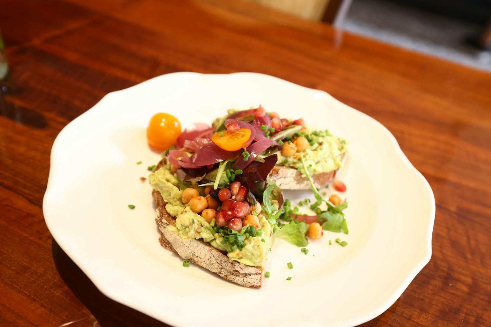 Zum Frühstück gibt es etwa das Avocado-Brot...