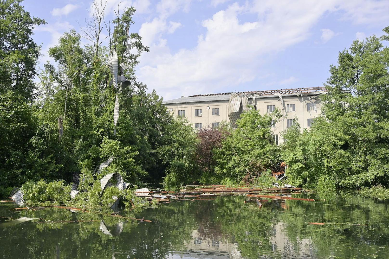 In Mattighofen wurde das Dach einer ehemaligen Lederfabrik abgedeckt. Die Teile flogen auf Bäume, Autos und in einen Teich.