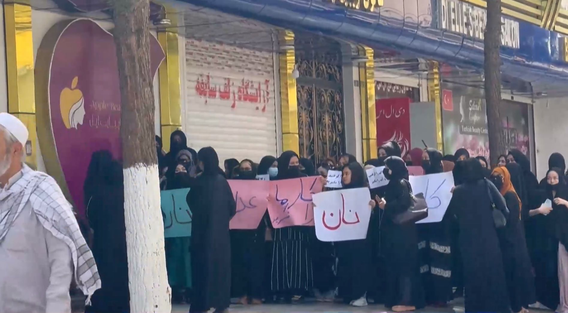 In Kabul gehen Sicherheitskräfte gegen Frauen vor: Auf Videos in sozialen Medien sind Schüsse zu hören.