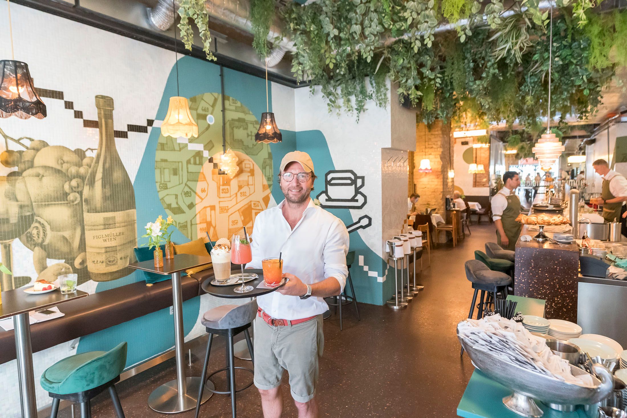 Hans Figlmüller mit Eiskaffee, Canonita de Mallorca Sprizz (Prosecco & Orange) und Negroni