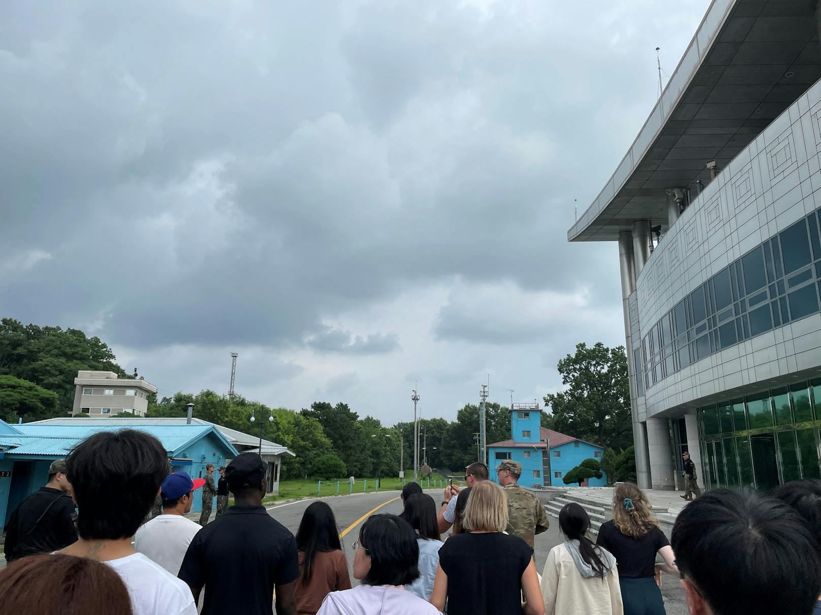 Doch dann schloss er sich einer Touristengruppe bei einer Besichtigung der demilitarisierten Zone an – und rannte plötzlich los. Im Bild ist er links mit schwarzem T-Shirt und Mütze zu sehen.