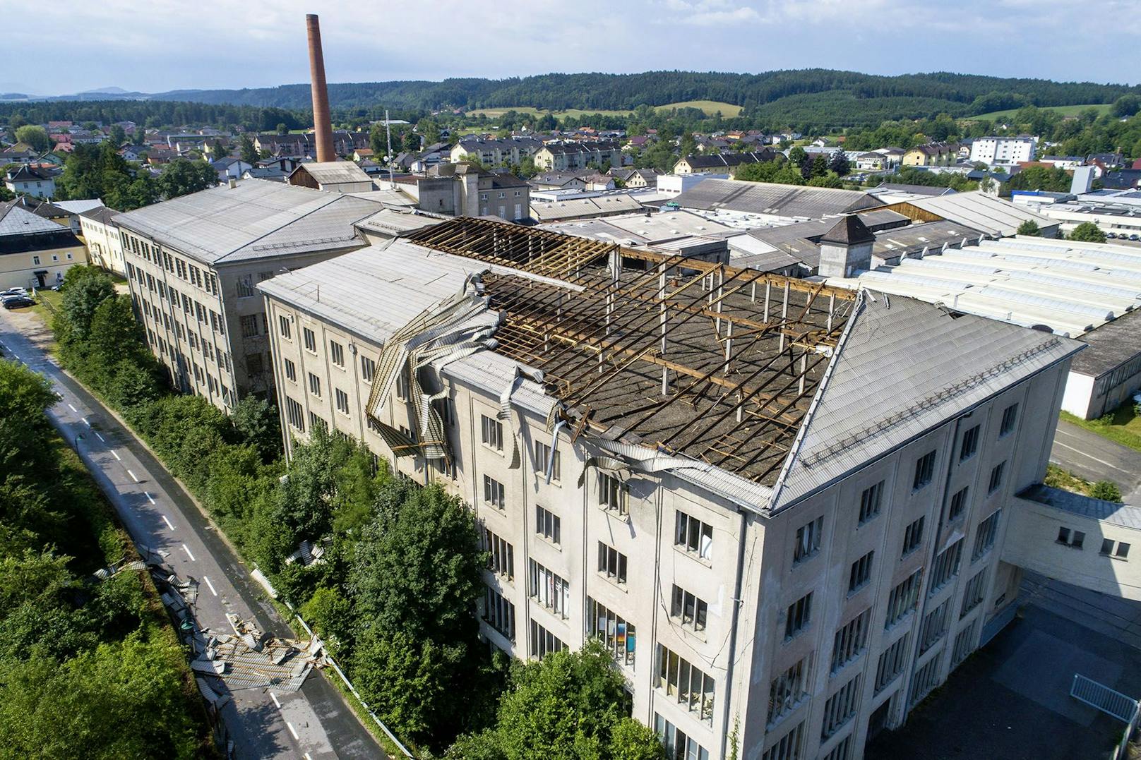 In Mattighofen wurde das Dach einer ehemaligen Lederfabrik abgedeckt. Die Teile flogen auf Bäume, Autos und in einen Teich.