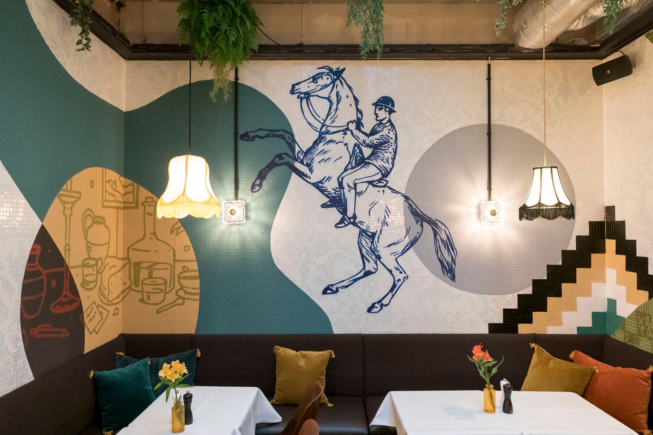 Künstler PerkUp hat die Mosaikstein-Wände des traditionsreichen Lokals mit Schablonenkunstwerken besprüht.